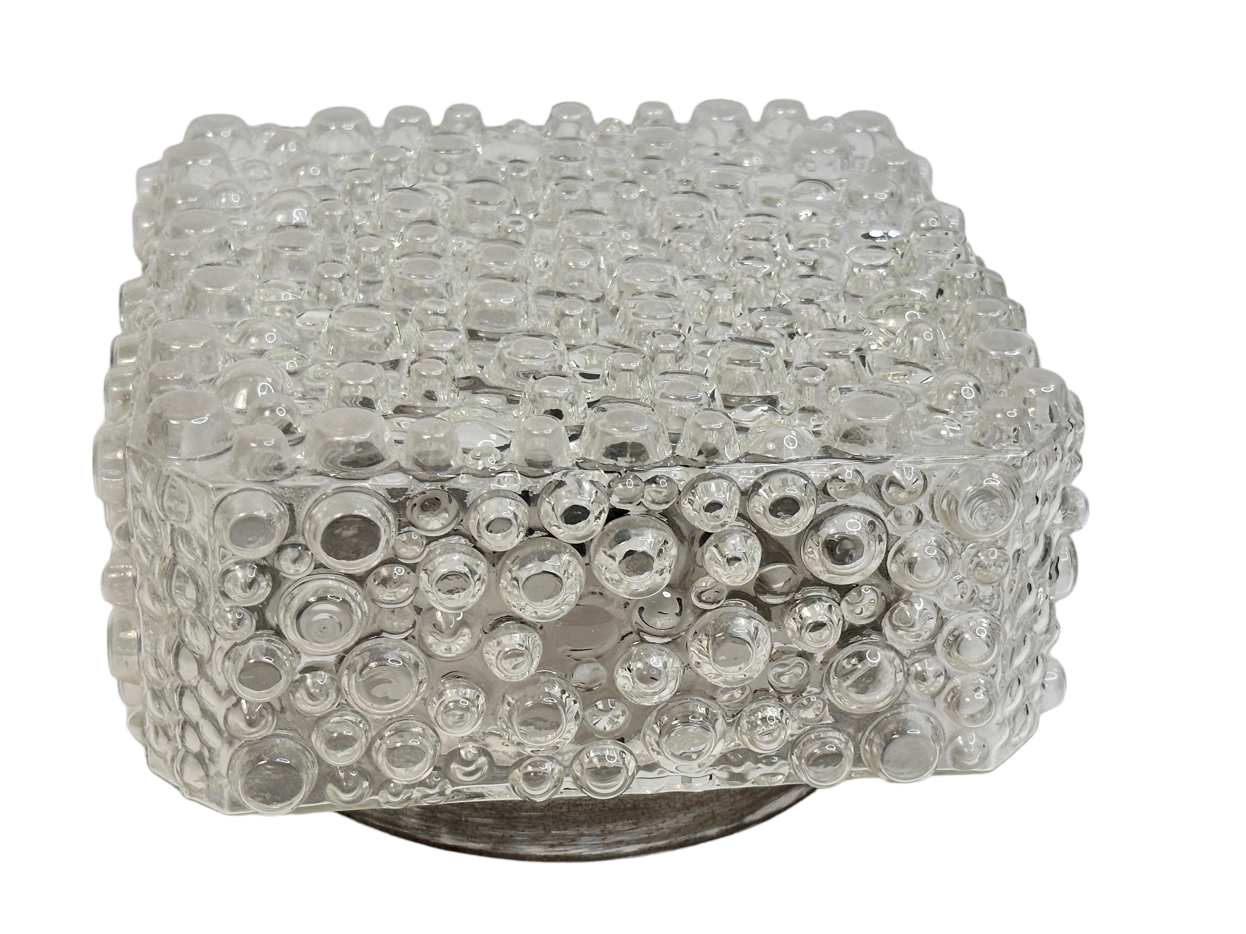 Belle bulle ou petit cercle en verre encastré. Fabriqué en Allemagne dans les années 1960. Magnifique verre texturé encastré avec fixation en métal. Le verre a un design très mignon. Le luminaire nécessite une ampoule européenne E14 / 110 Volt