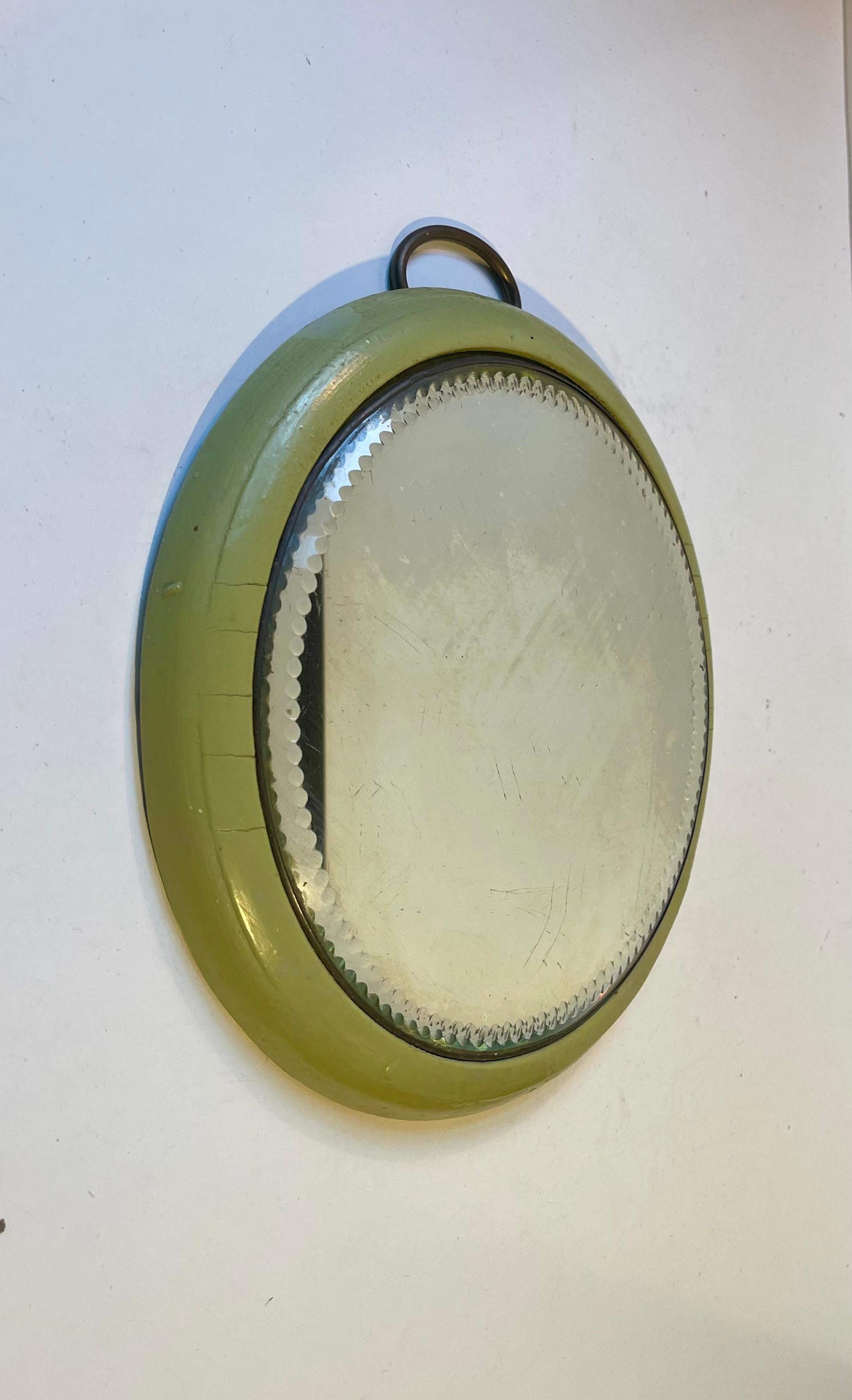 Scandinavo Piccolo specchio da parete circolare in quercia dipinta di verde, XIX secolo in vendita
