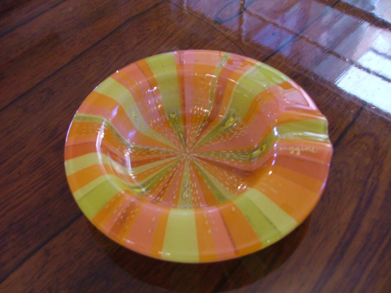 Piccolo posacenere circolare in vetro fuso Roulette arancione Higgins Glass In condizioni buone in vendita a Donhead St Mary, Wiltshire