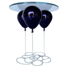 Petite table d'appoint circulaire avec ballon violet et plateau en verre