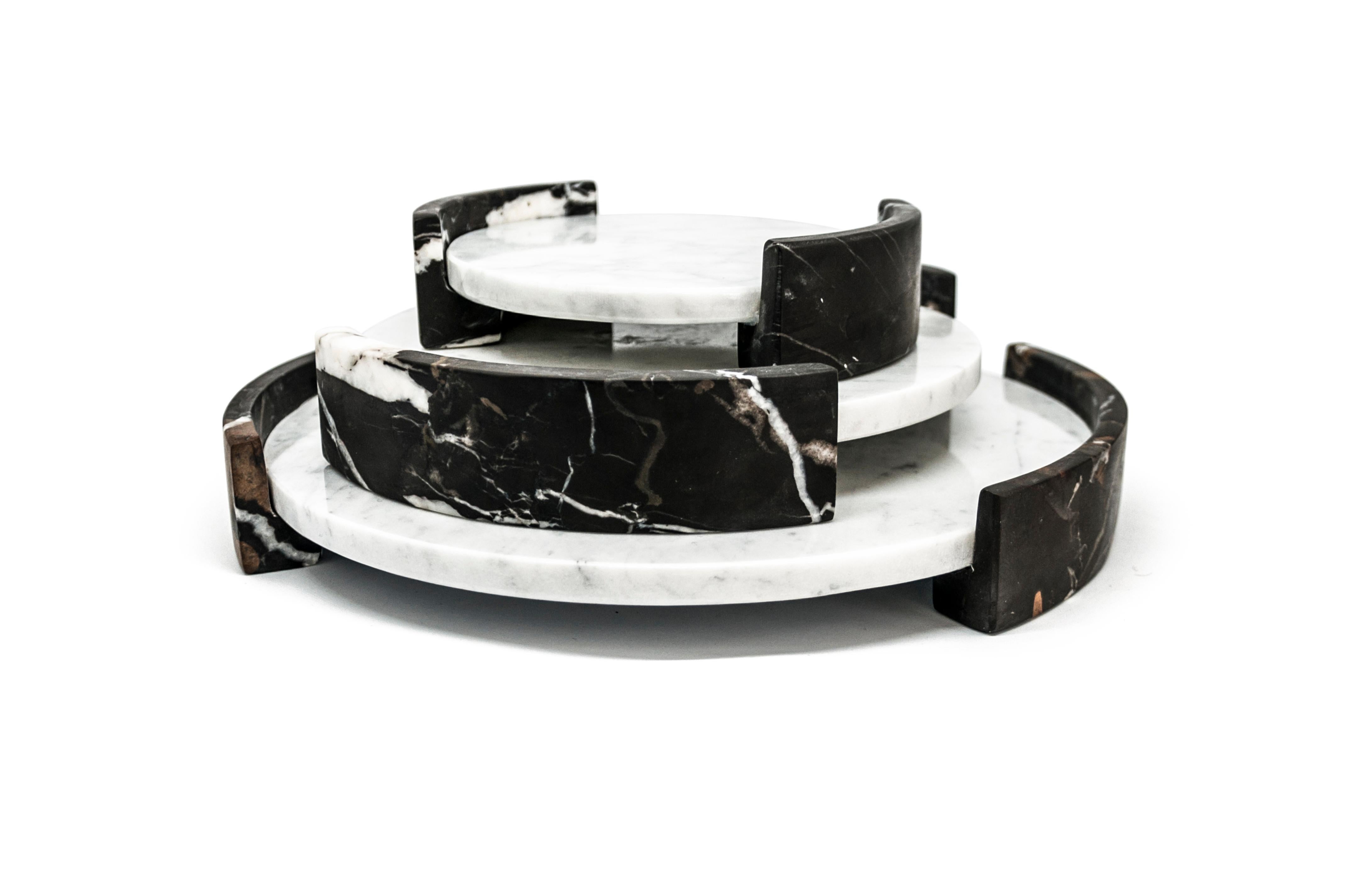 Hand-Crafted Handmade Small Circular Triptych Tray in White Carrara and Black Marquina Marble For Sale