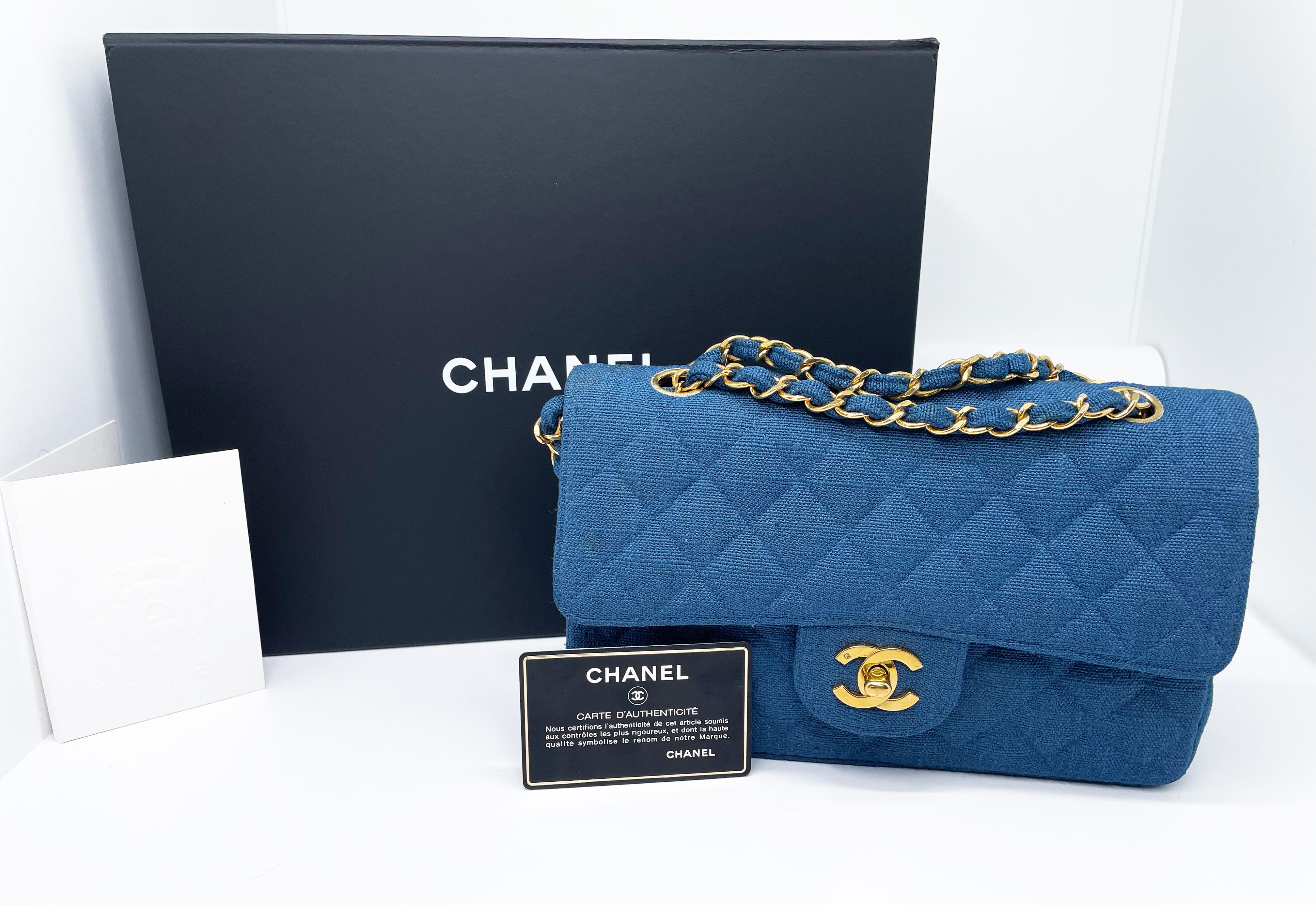 We fell in love with this Chanel Classique 23 cm handbag in Denim and gold-plated gold metal.

This must have with the double Timeless flap in blue Denis, a gold metal chain strap interwoven with blue Denis allowing it to be worn in the hand or on