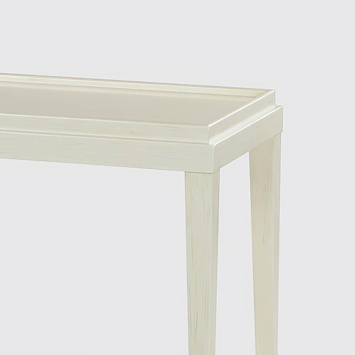 La petite table d'appoint classique rectangulaire à deux niveaux, avec un plateau à rebord, des pieds fuselés et une étagère, a une finition 