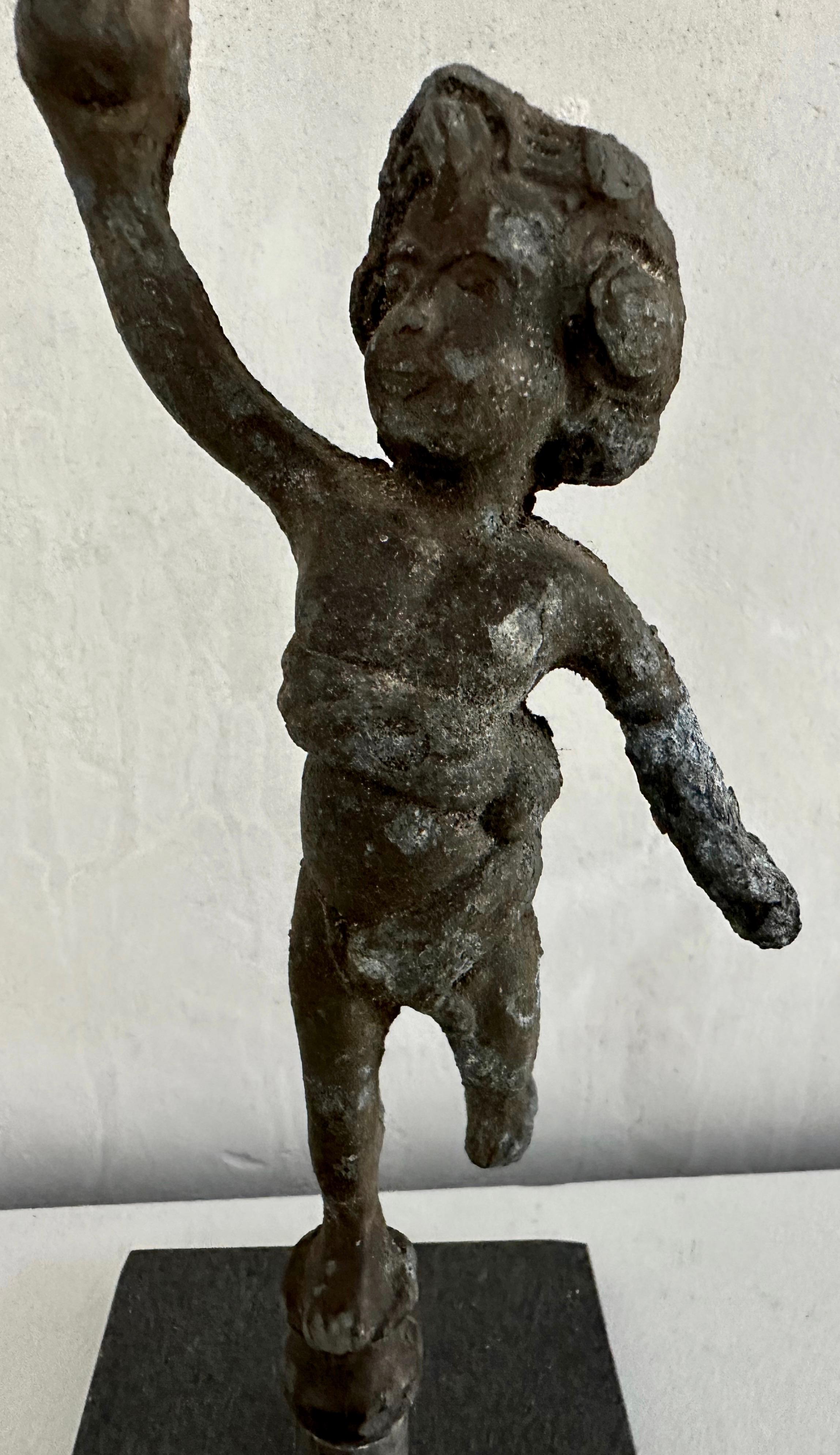 Klassische römische Putto-Statue aus Bronzeguss (Gegossen) im Angebot