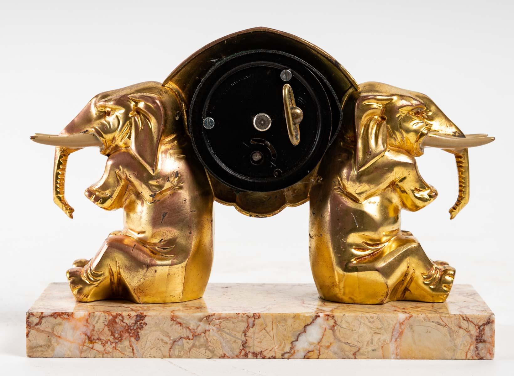 Français Petite horloge avec éléphants en vente