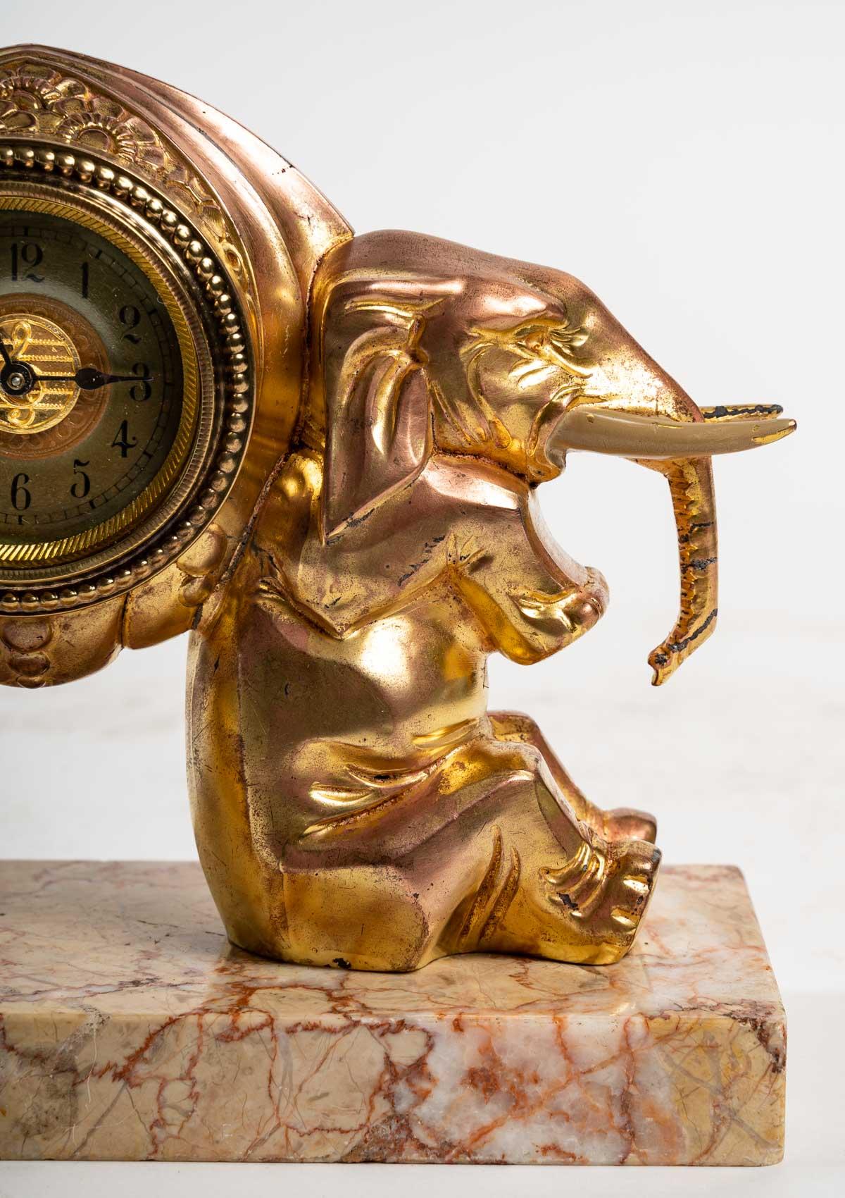 Small Clock with Elephants In Good Condition For Sale In Saint-Ouen, FR