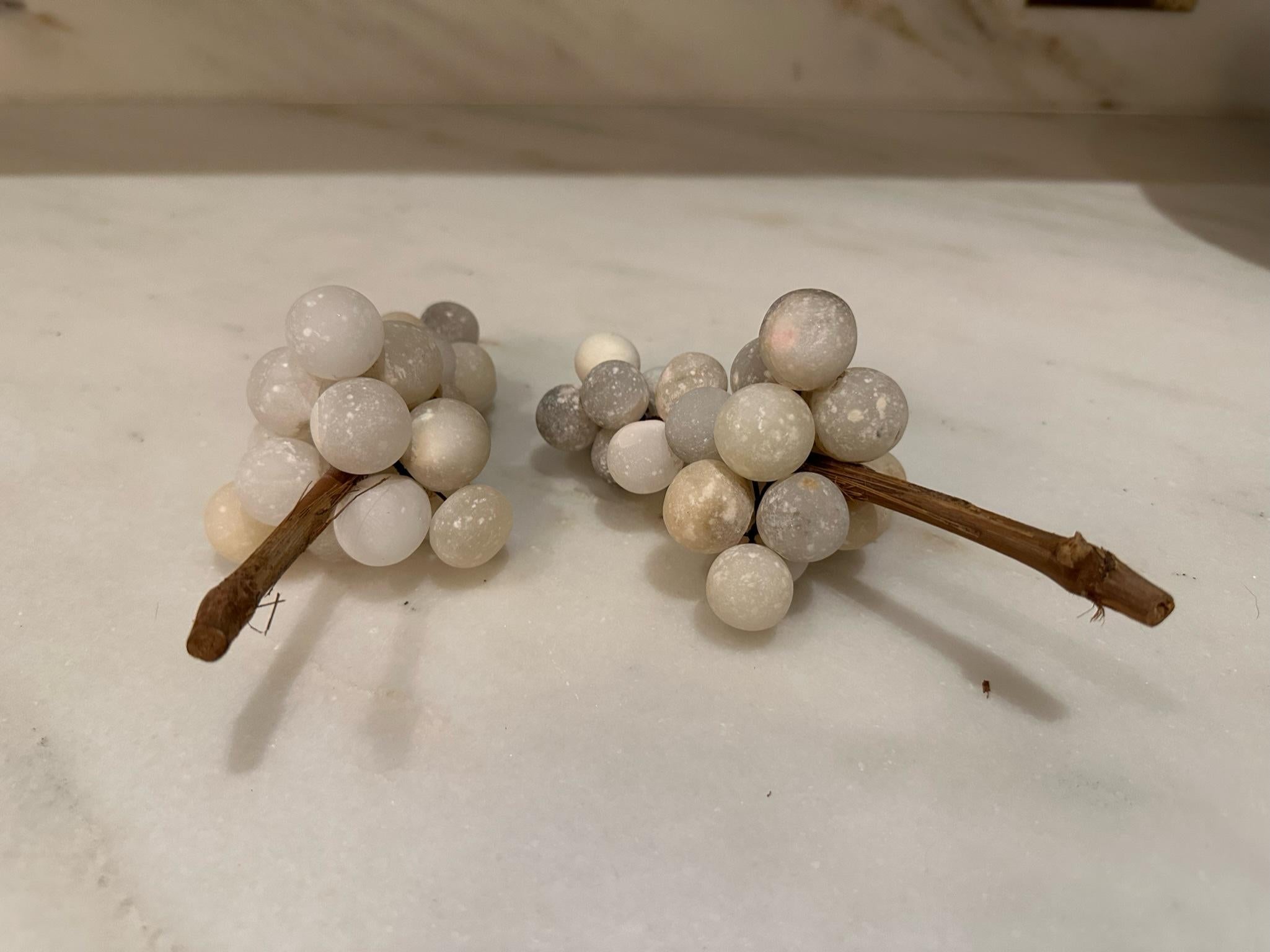 Weintrauben-Cluster aus weißem und grauem Marmor (Hollywood Regency) im Angebot