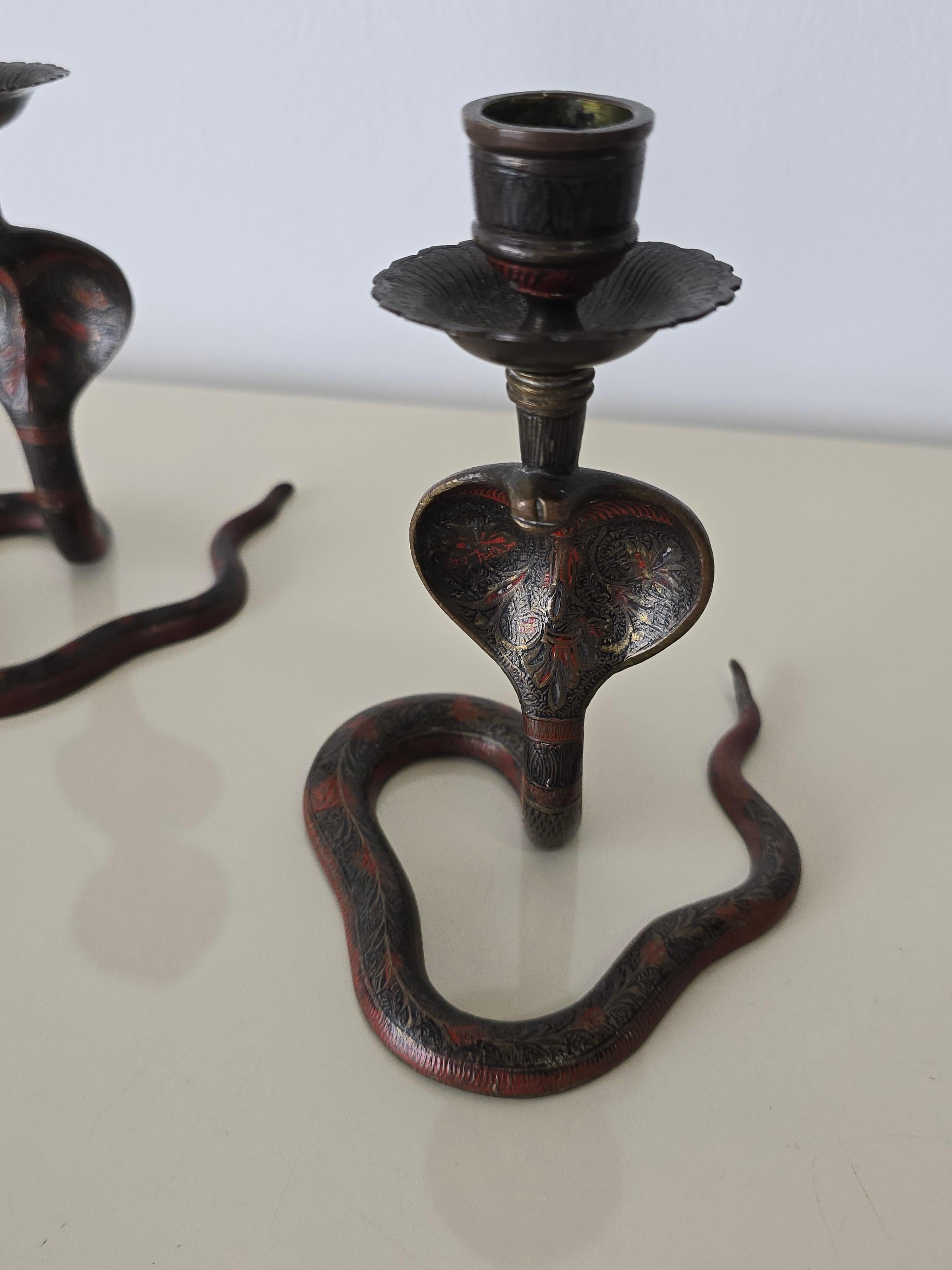 Sconosciuto Piccoli portacandele in ottone e bronzo a forma di serpente Cobra in vendita