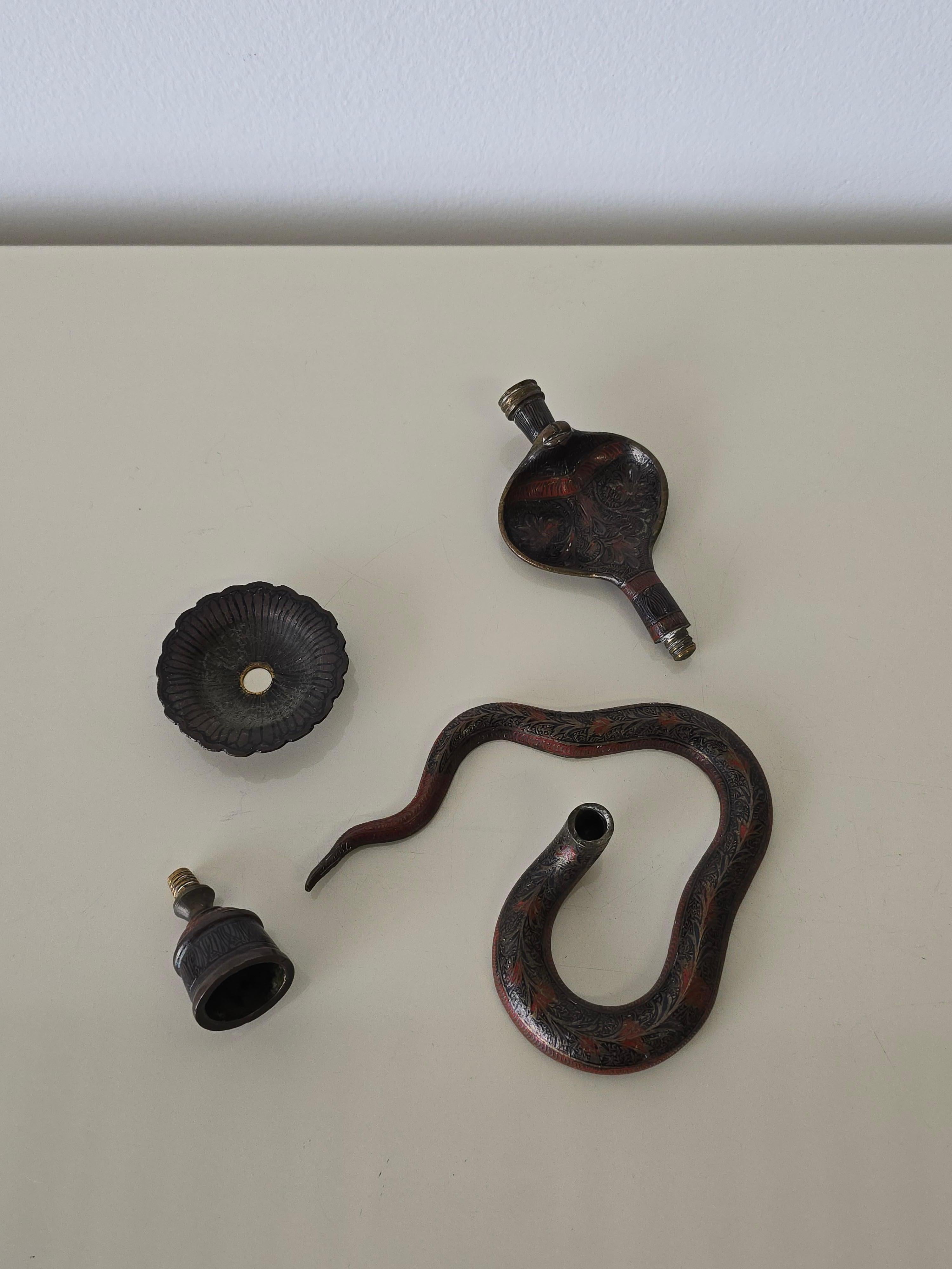 Ottone Piccoli portacandele in ottone e bronzo a forma di serpente Cobra in vendita