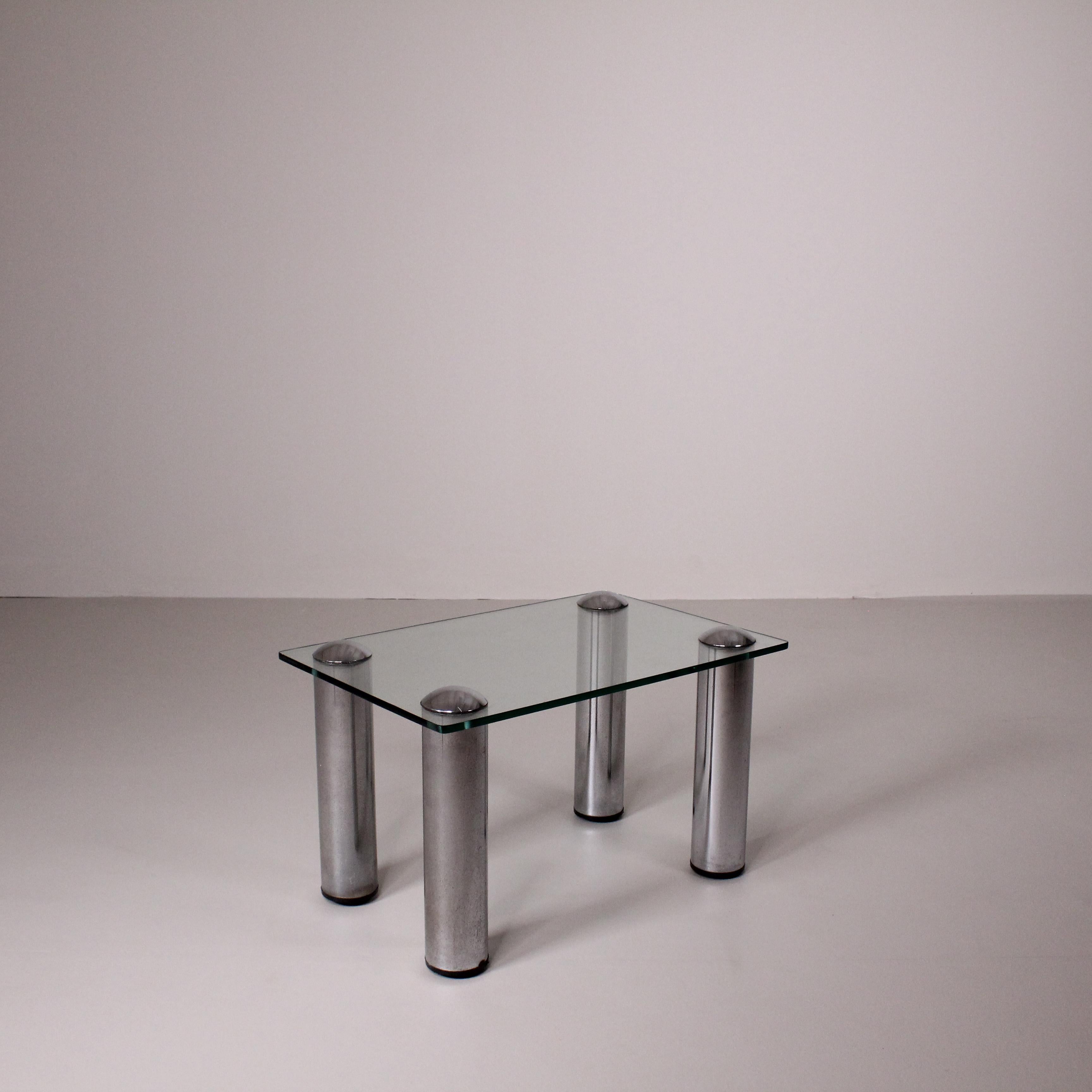Une petite table à café en verre et en acier. En bon état général, original des années 70. 