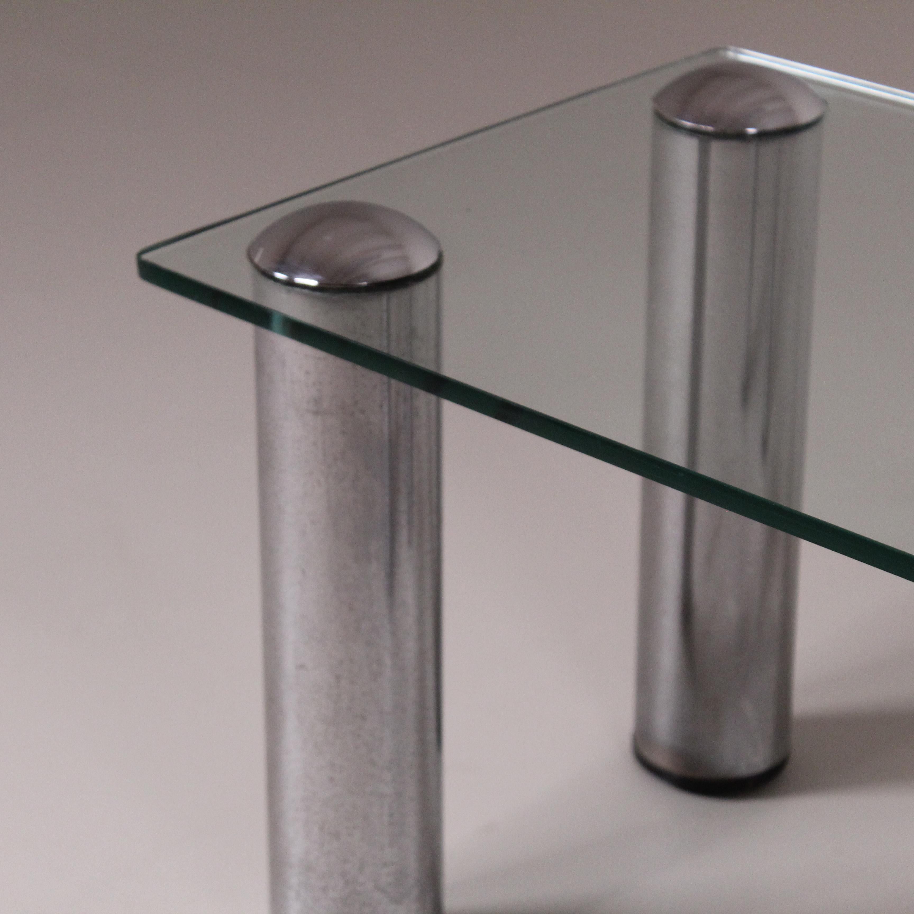 italien Petite table basse/table d'appoint en verre et acier en vente