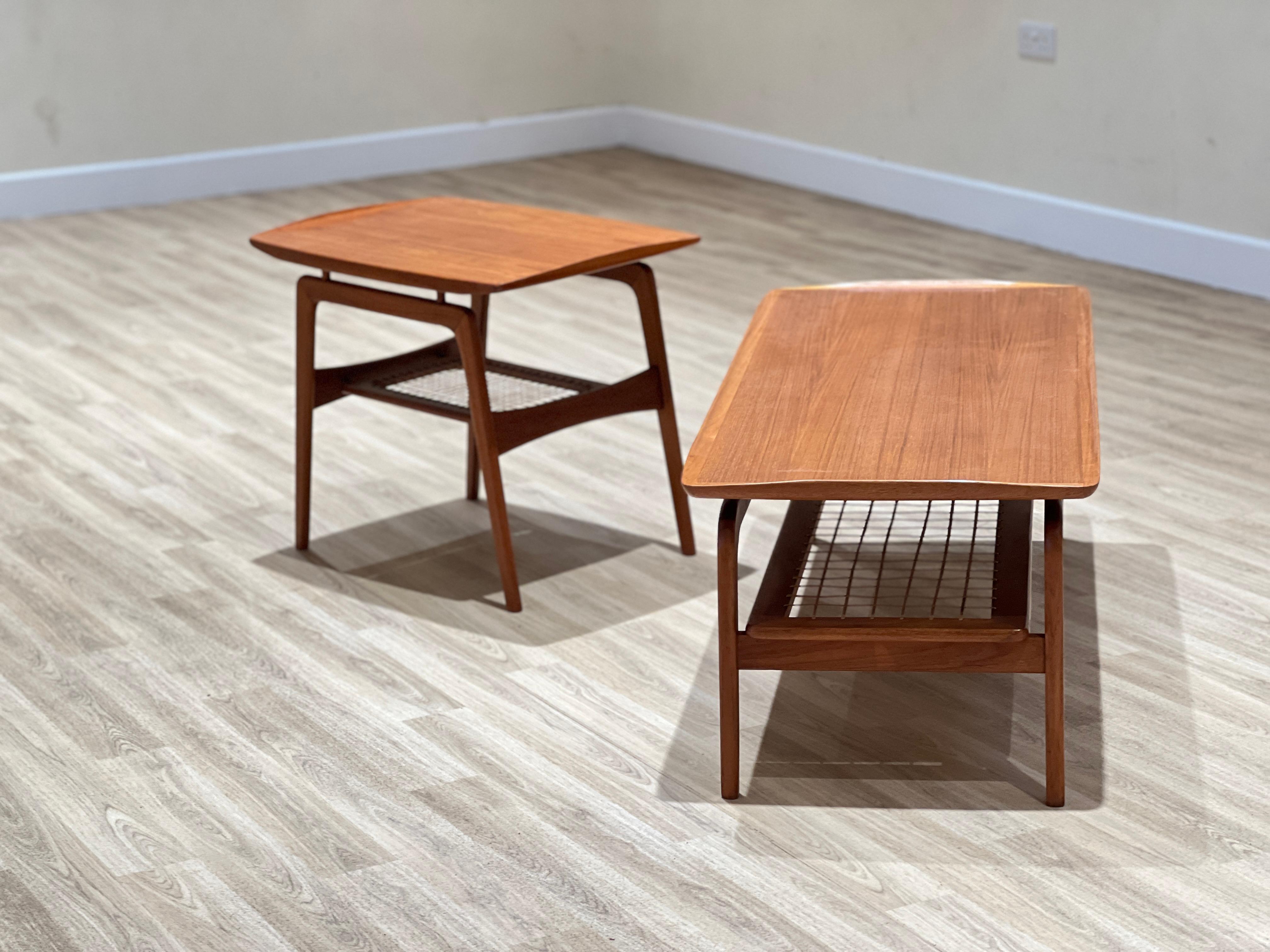 Cette table basse magnifiquement conçue par Arne Hovmand Eleg est un chef-d'œuvre d'artisanat et d'élégance. Fabriqué au Danemark dans les années 1960, il a été créé pour le célèbre ébéniste Mogens Kold. La table est dotée d'une superbe crémaillère