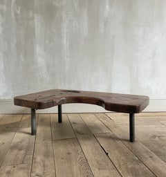 Petite table basse avec plateau en noyer recyclé