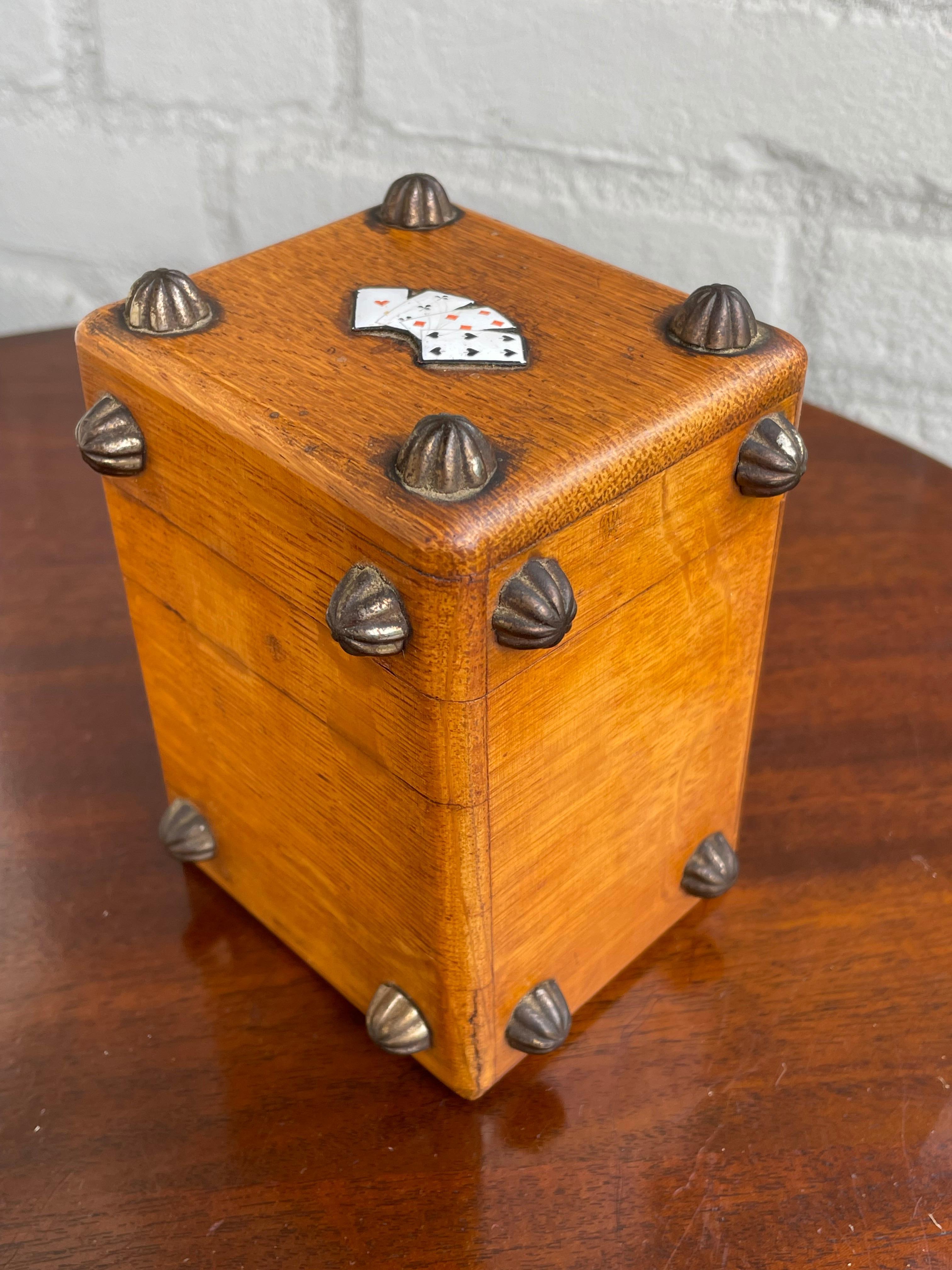 Petite collection rare de boîtes en bois anciennes et incrustées d'émail pour jouer aux cartes en vente 3