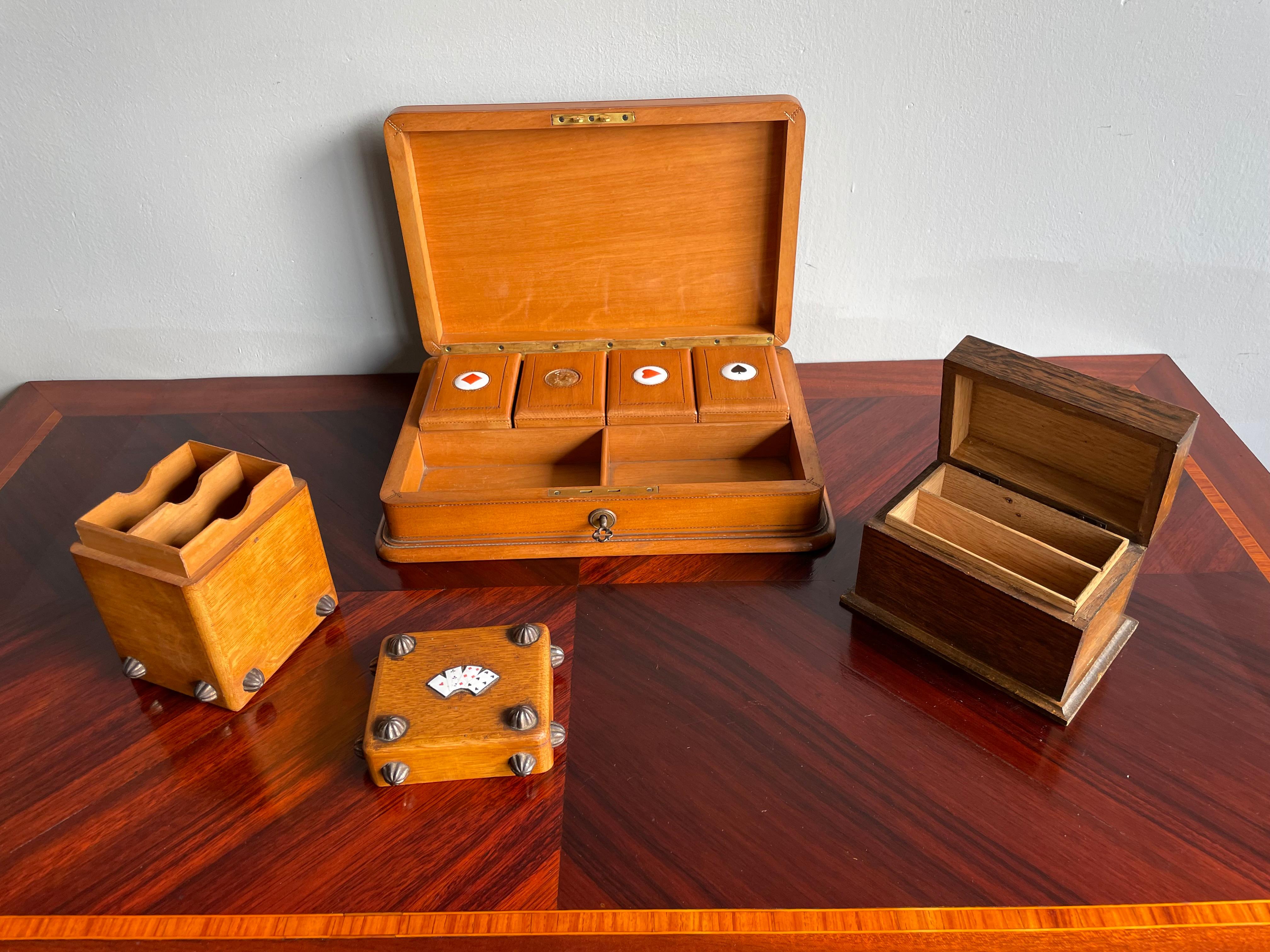 Européen Petite collection rare de boîtes en bois anciennes et incrustées d'émail pour jouer aux cartes en vente