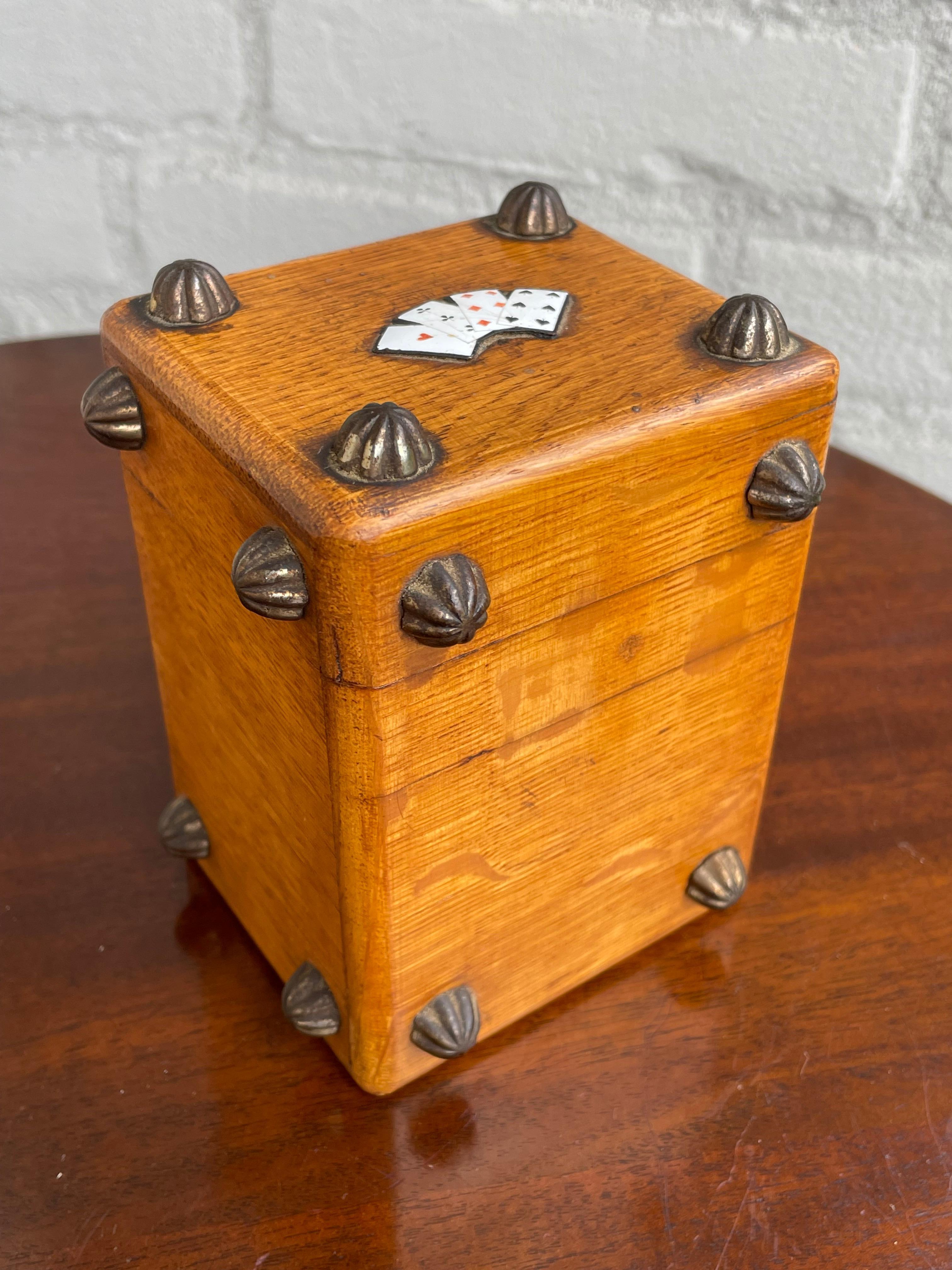 20ième siècle Petite collection rare de boîtes en bois anciennes et incrustées d'émail pour jouer aux cartes en vente