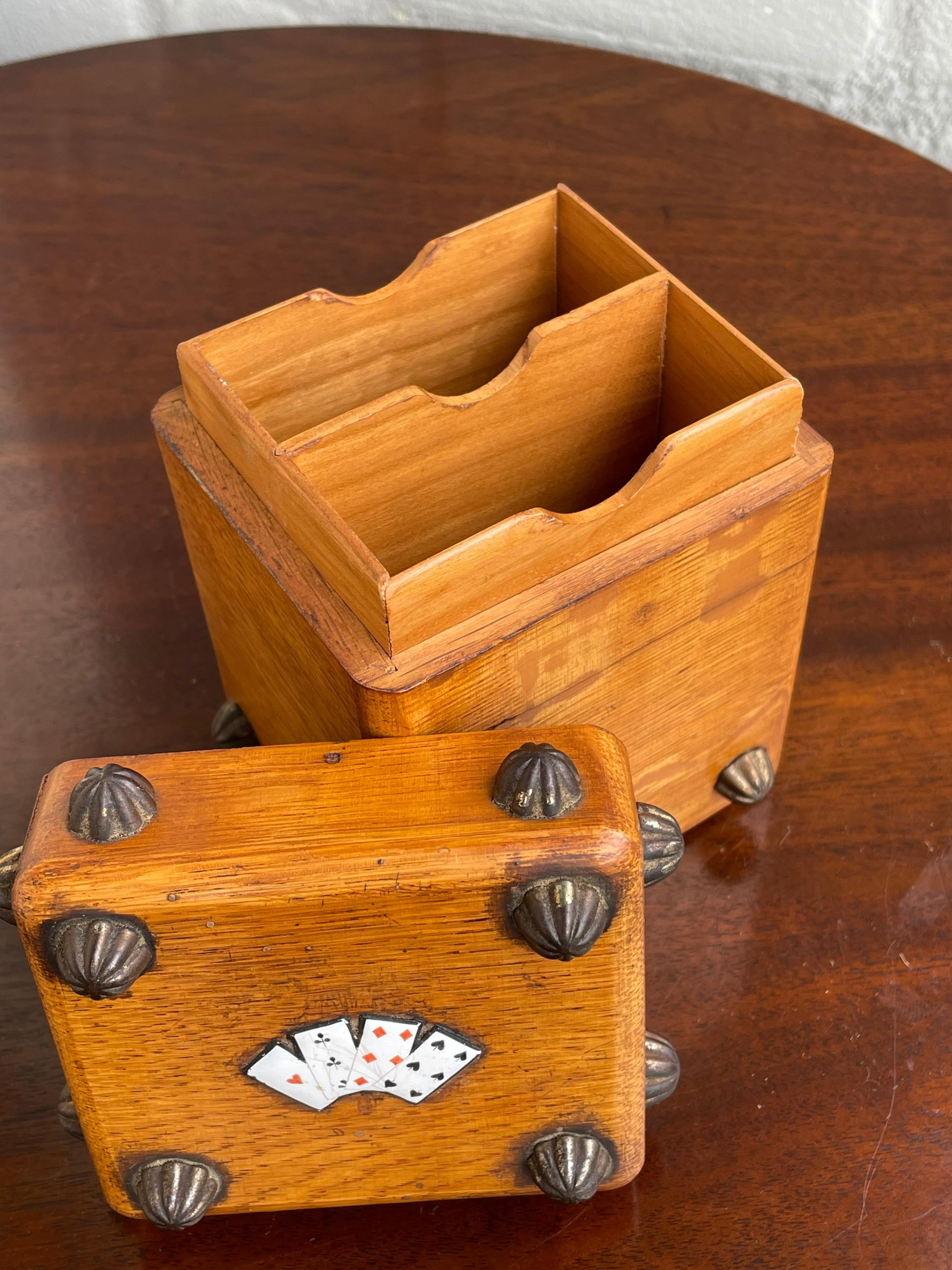 Laiton Petite collection rare de boîtes en bois anciennes et incrustées d'émail pour jouer aux cartes en vente