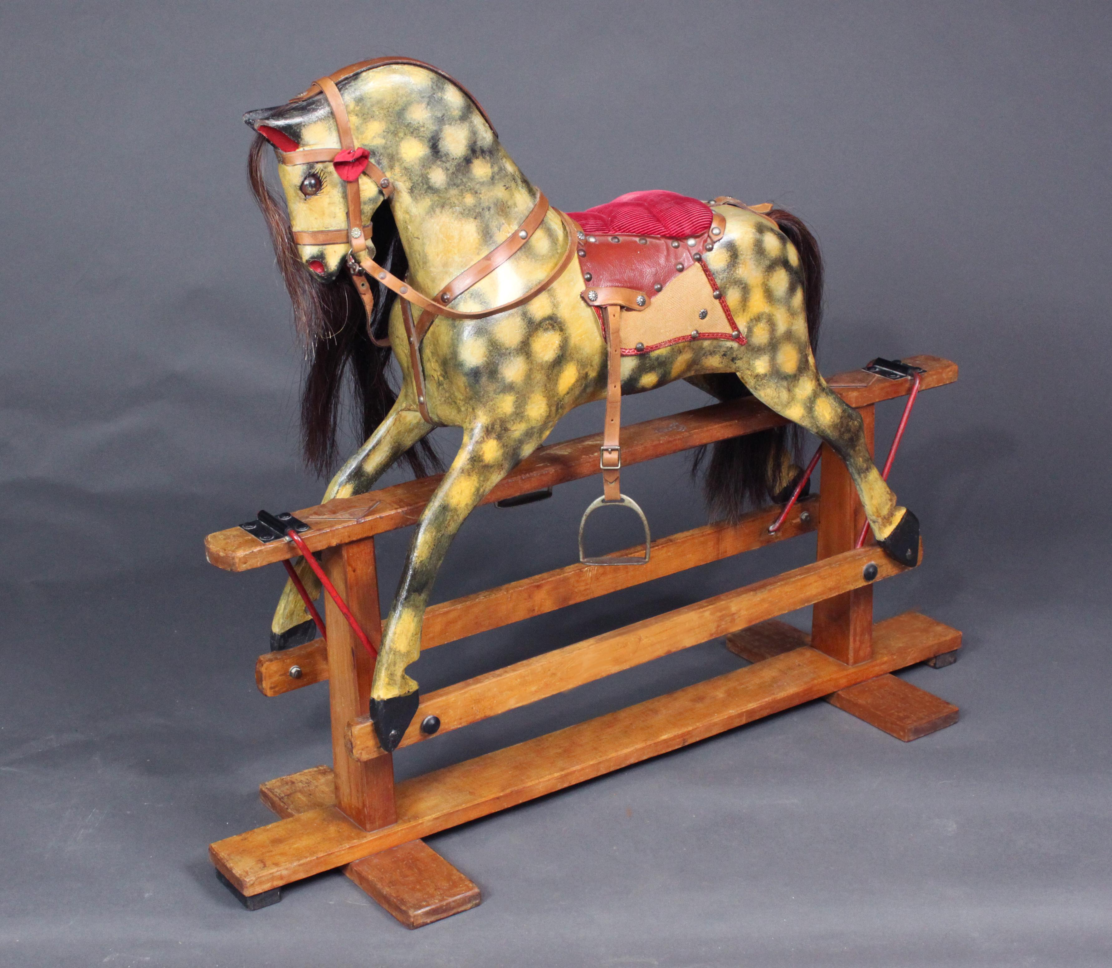 Un petit cheval à bascule Collinson fabriqué vers 1950.
La peinture est d'origine et a été restaurée si nécessaire. La sellerie est également en grande partie d'origine ; la crinière, la queue et le devant ont été remplacés.

Collinson fabrique