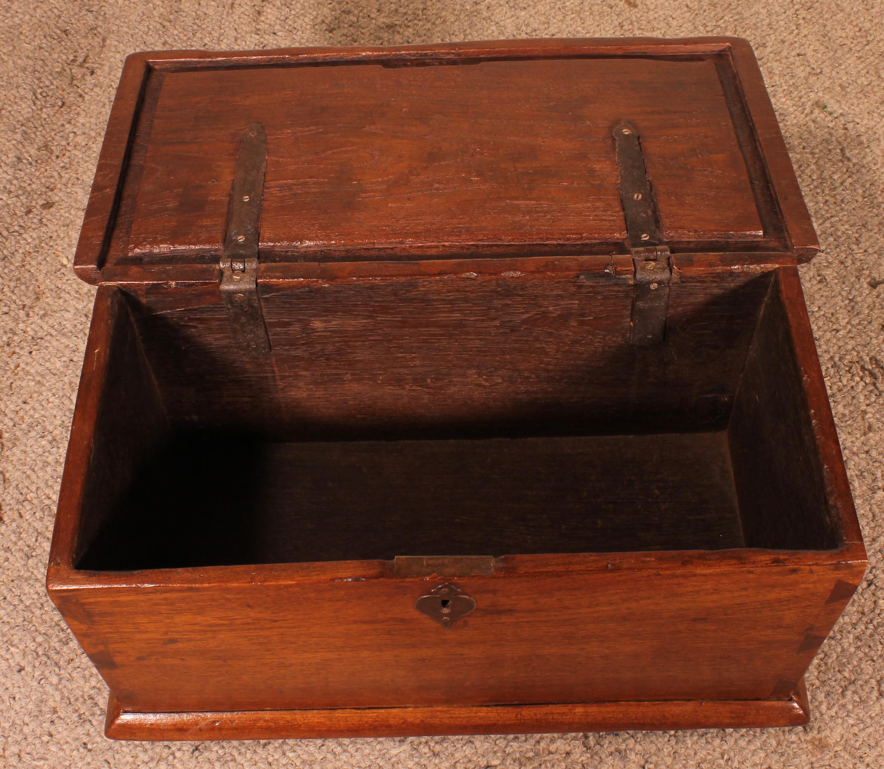 Small Colonial Chest - 18th Century For Sale 3