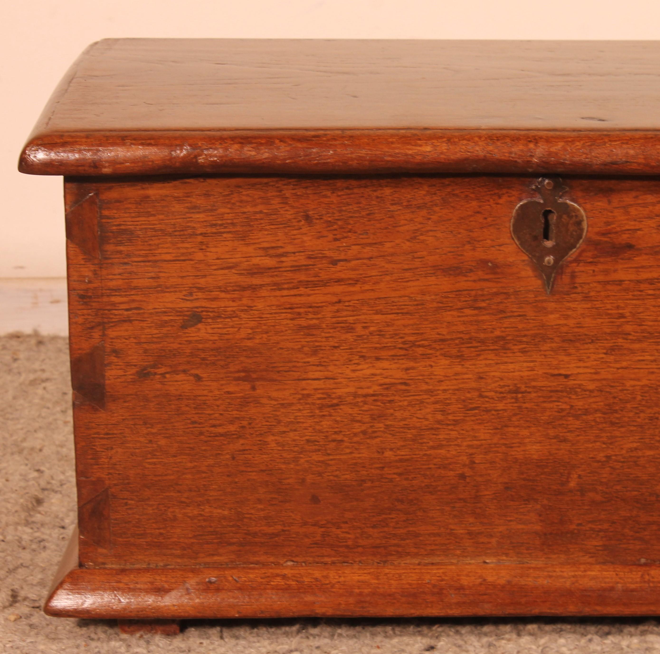 Lovely little colonial chest from the 18th century
Very beautiful little chest with very interesting dimensions since it's smaller than the usual chests
in perfect condition and with a very nice color
