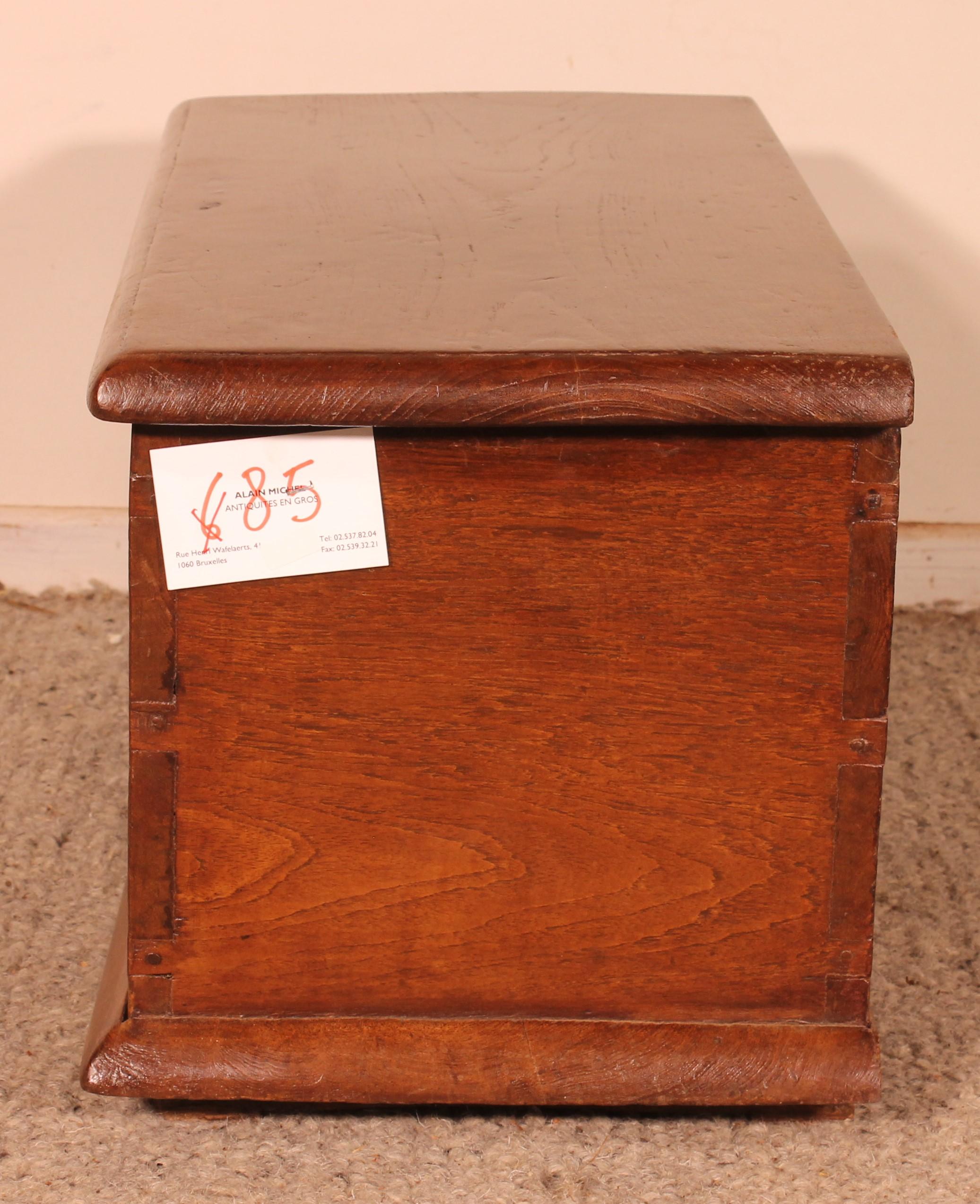 Small Colonial Chest - 18th Century In Good Condition For Sale In Brussels, Brussels