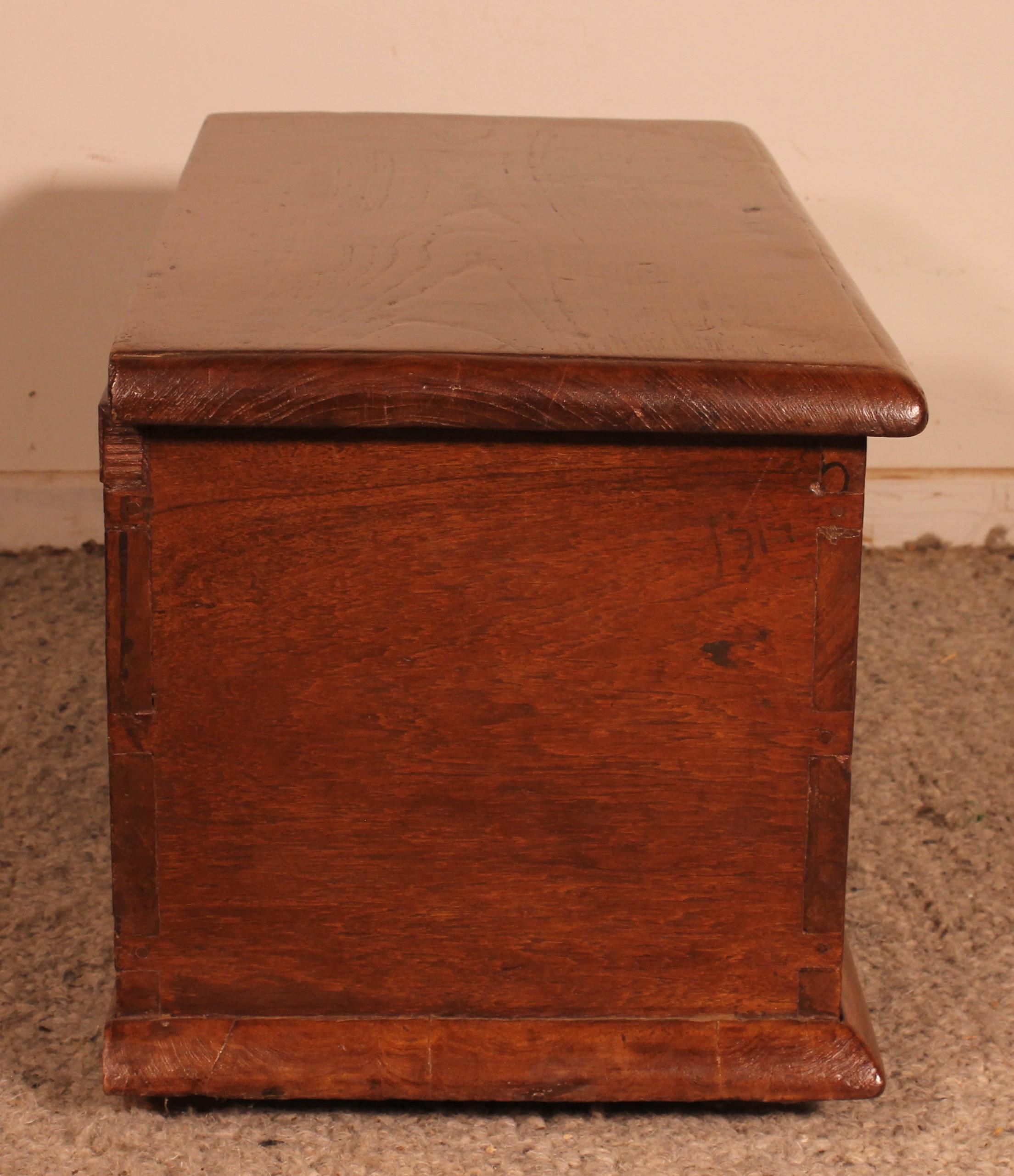 Chestnut Small Colonial Chest - 18th Century For Sale