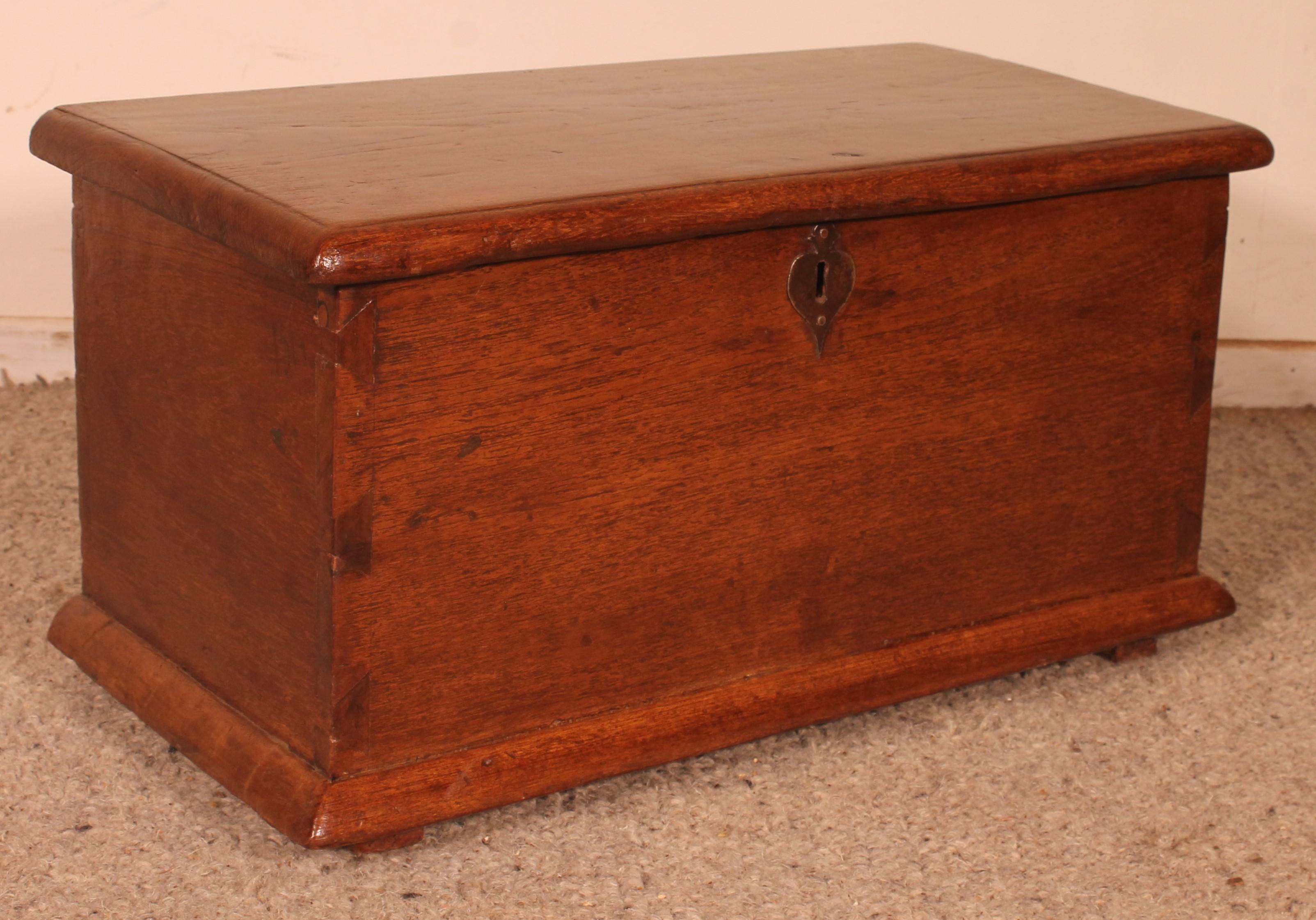 Small Colonial Chest - 18th Century For Sale 1