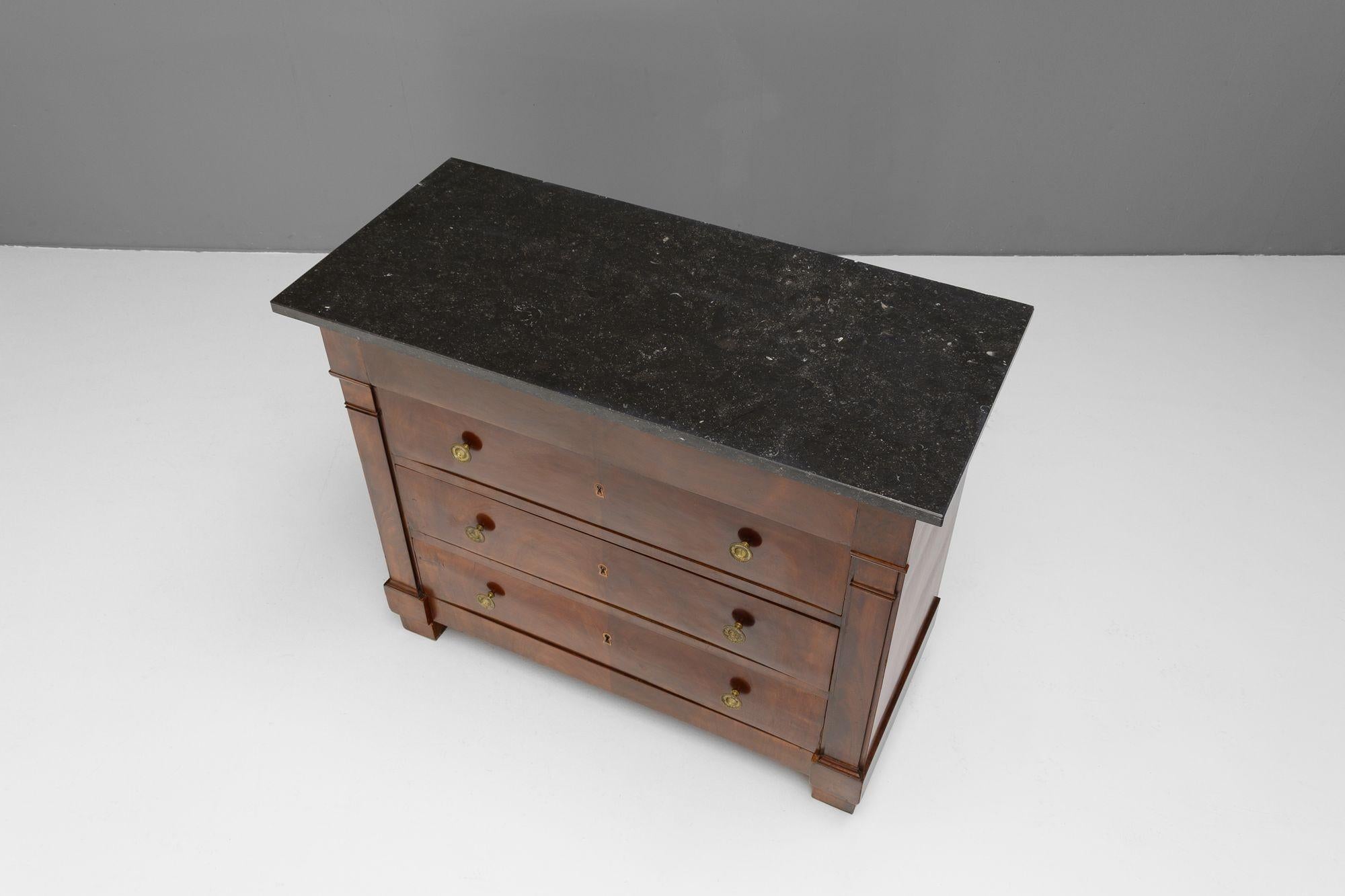 Small Commode In Good Condition For Sale In London, England