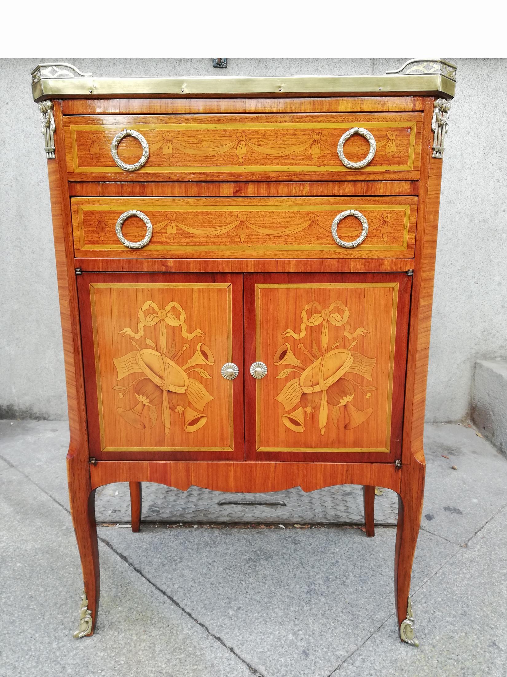 Small commode furniture end 19th century
Good condition
Measures: 83 x 54 x 32 cm.