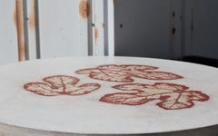 Petit plateau en béton avec empreintes de feuilles de figuier