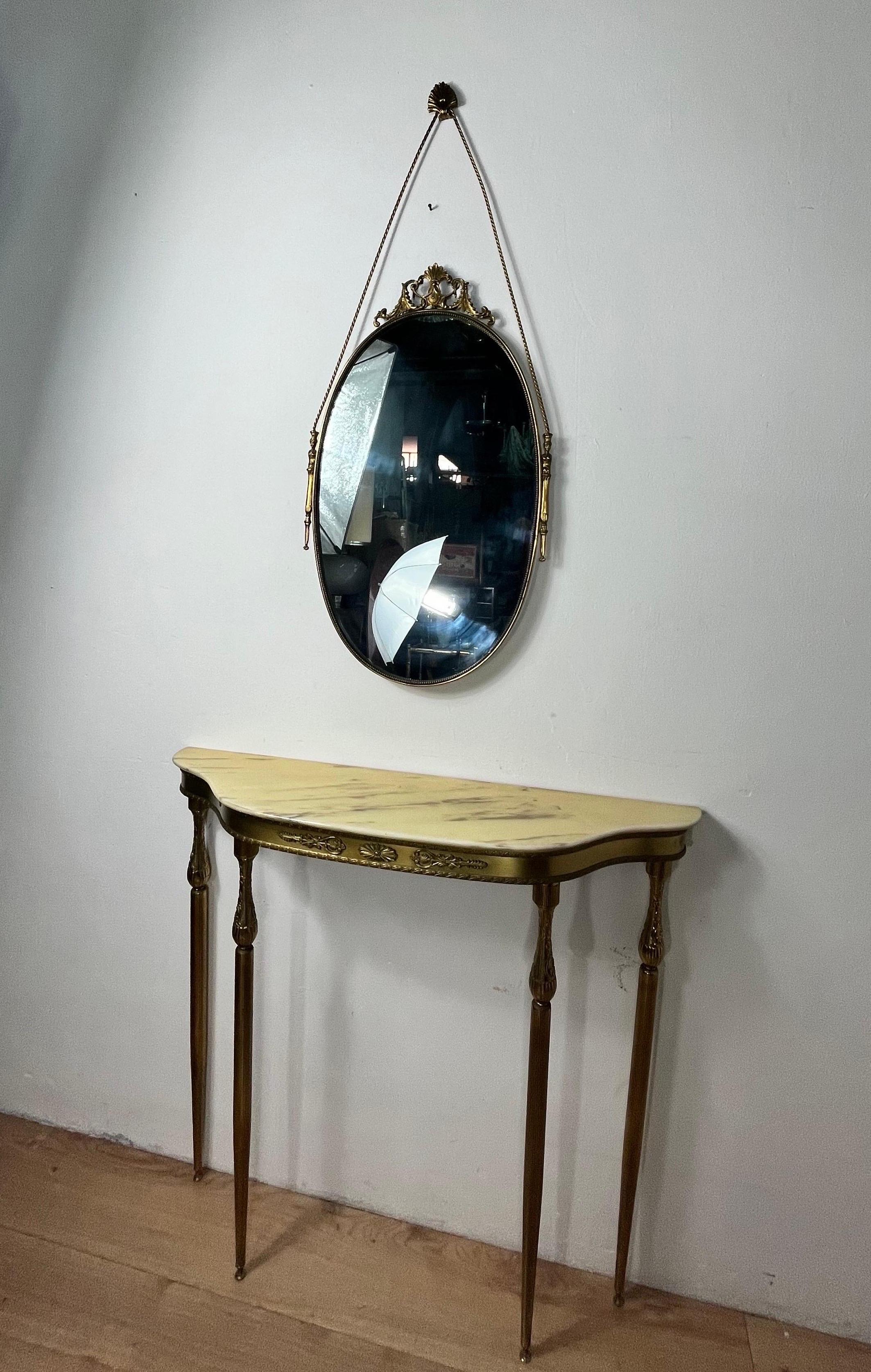 Très beau miroir avec console en laiton et surface en marbre de style italien. Les dimensions de la console sont les suivantes : 34,25 de longueur, 37,00 de largeur et 9,84 de profondeur. (pouces) 