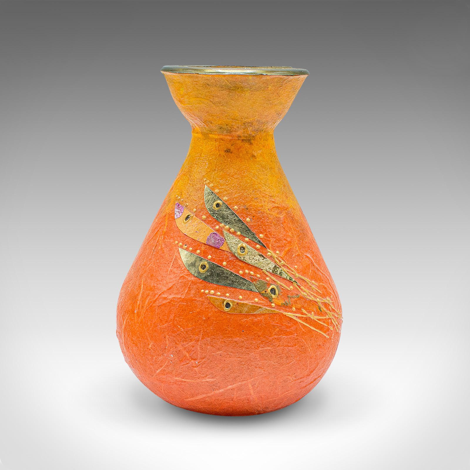
Si tratta di un piccolo portacandele contemporaneo. Vaso votivo o posato in vetro artistico e seta di Margaret Johnson.

Una sorprendente tonalità di arancione con un'incantevole applicazione
Mostra un aspetto desiderabile e contemporaneo
Bicchiere