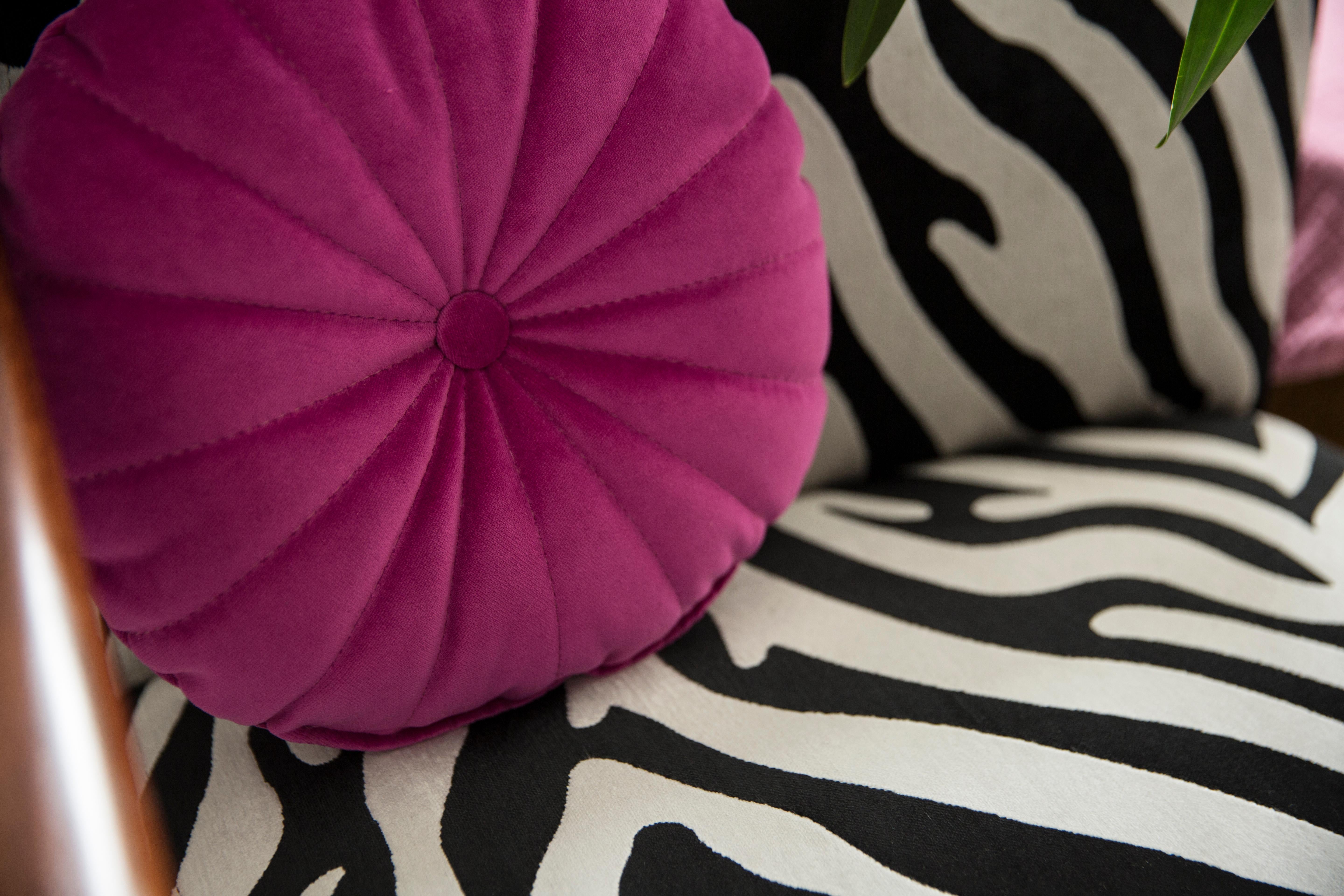 Kleines Contemporary Coral Pink Orange Velvet Pillow, Vintola Studio, Europa.  im Angebot 2