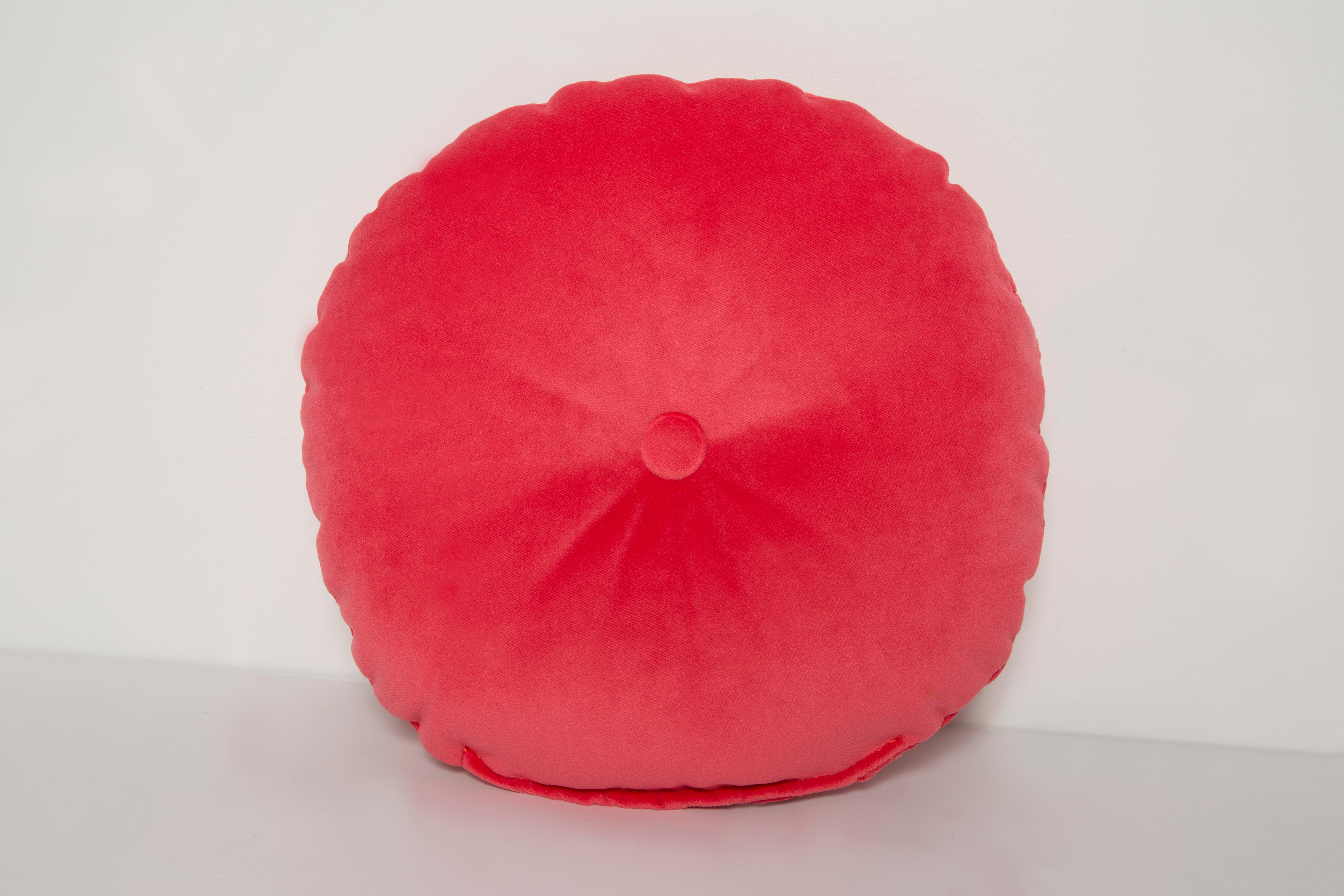 Kleines Contemporary Coral Pink Orange Velvet Pillow, Vintola Studio, Europa.  im Angebot 4