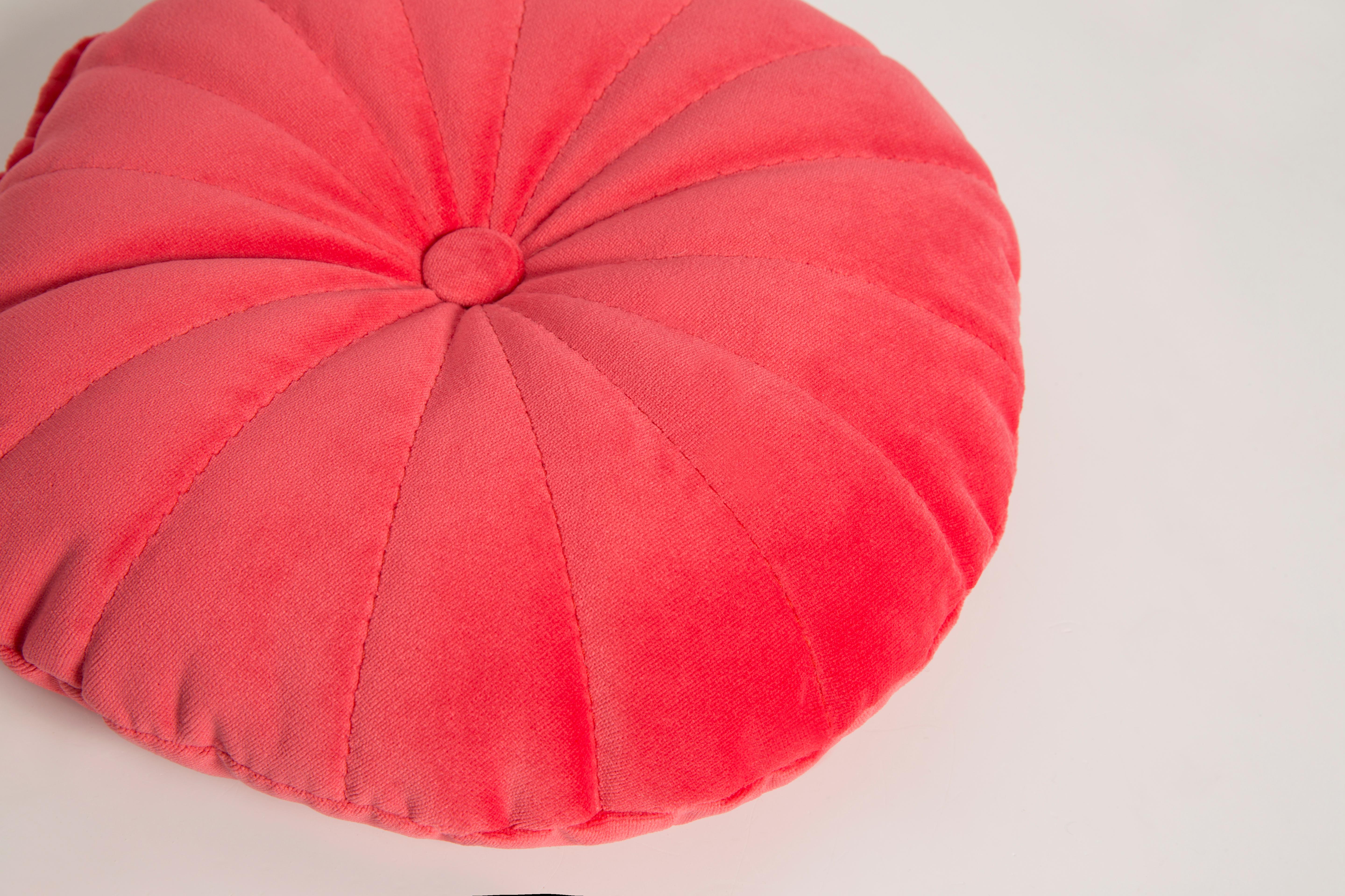 Kleines Contemporary Coral Pink Orange Velvet Pillow, Vintola Studio, Europa.  im Angebot 6