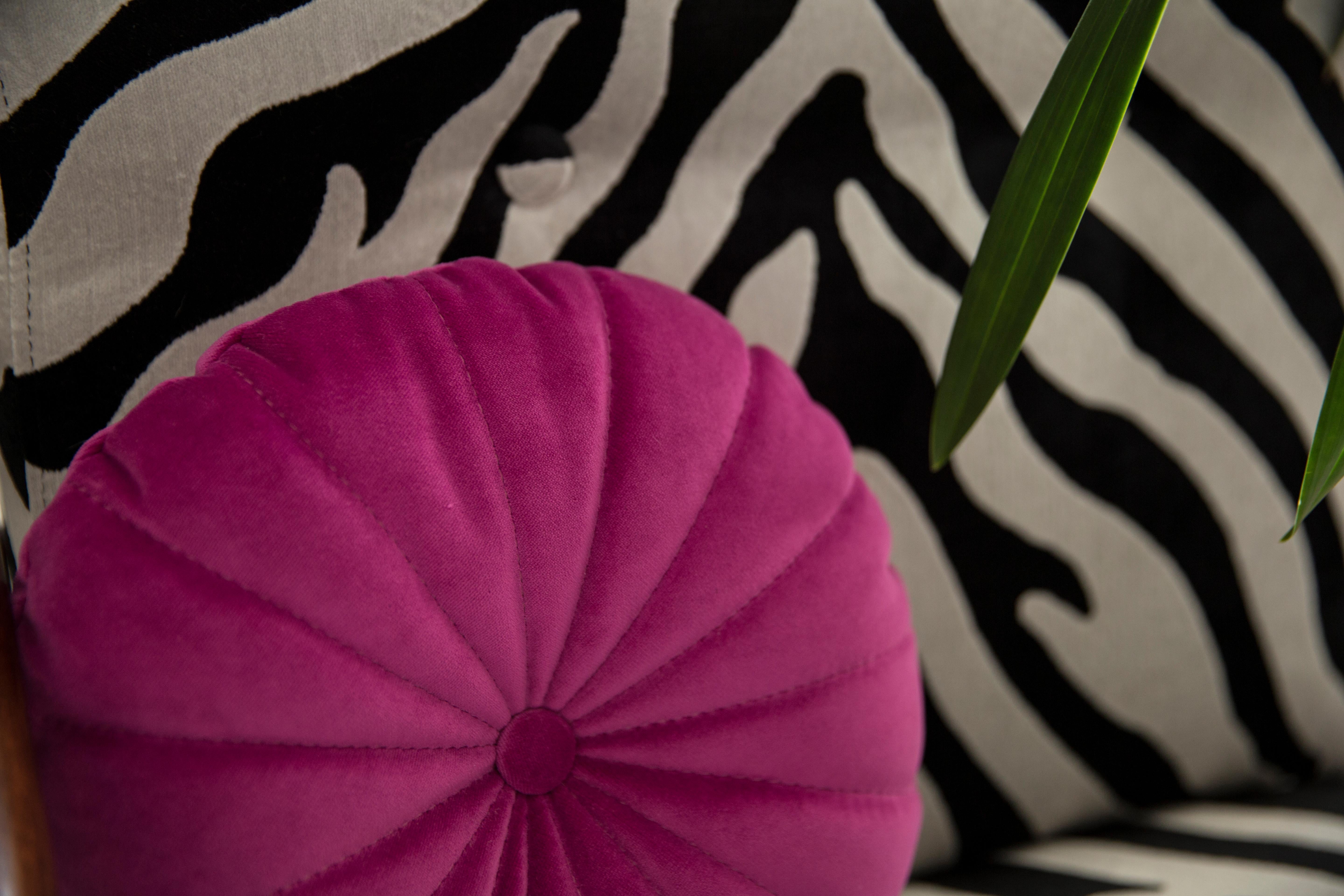 Kleines Contemporary Coral Pink Orange Velvet Pillow, Vintola Studio, Europa.  im Angebot 1