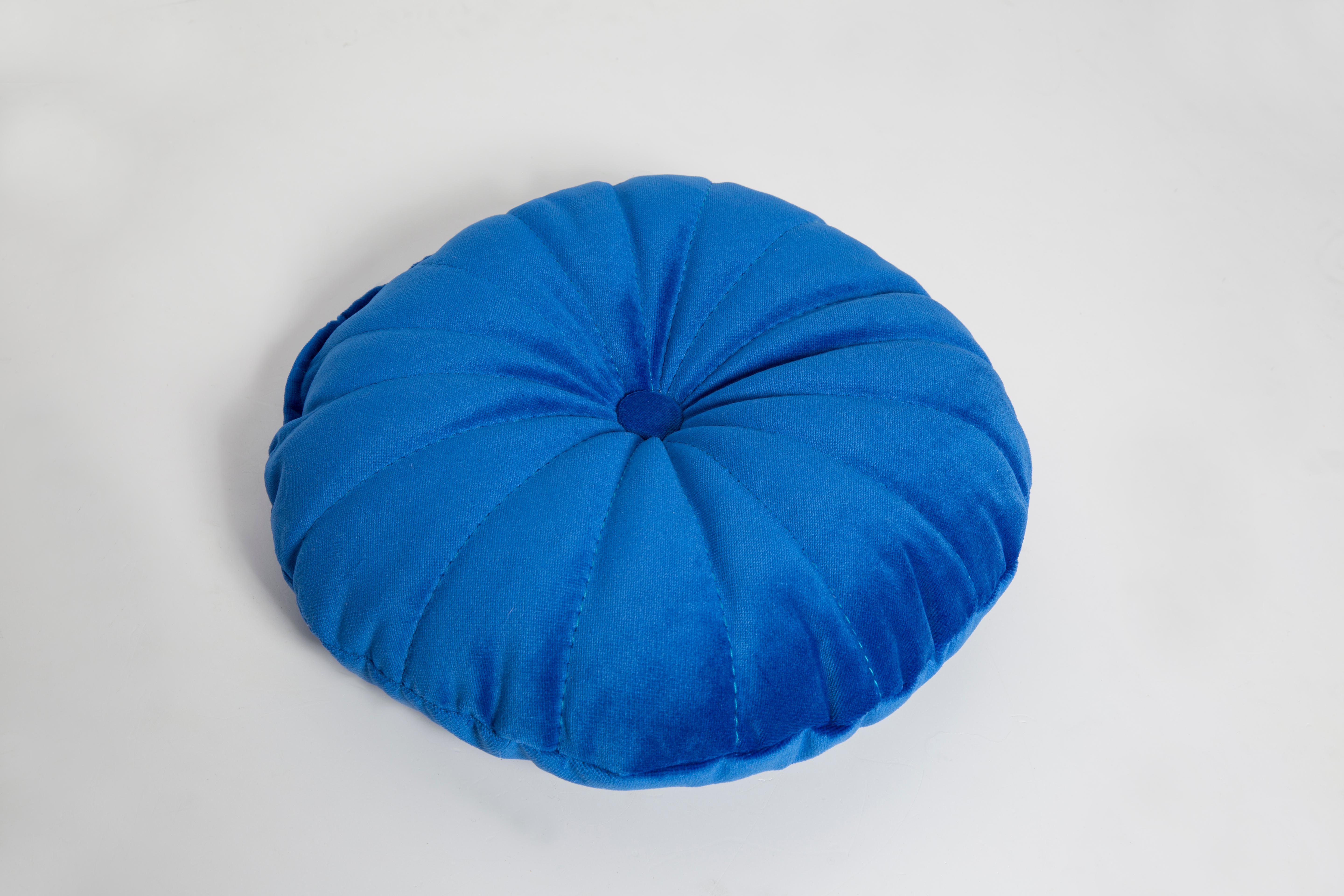 Kleines Contemporary Dark Blue Velvet Pillow, Vintola Studio, Europa.  im Angebot 1