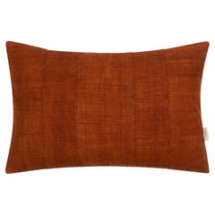 Petite housse de coussin contemporaine marron foncé et rouge  Tissé à la main et teint à la plante au Mali