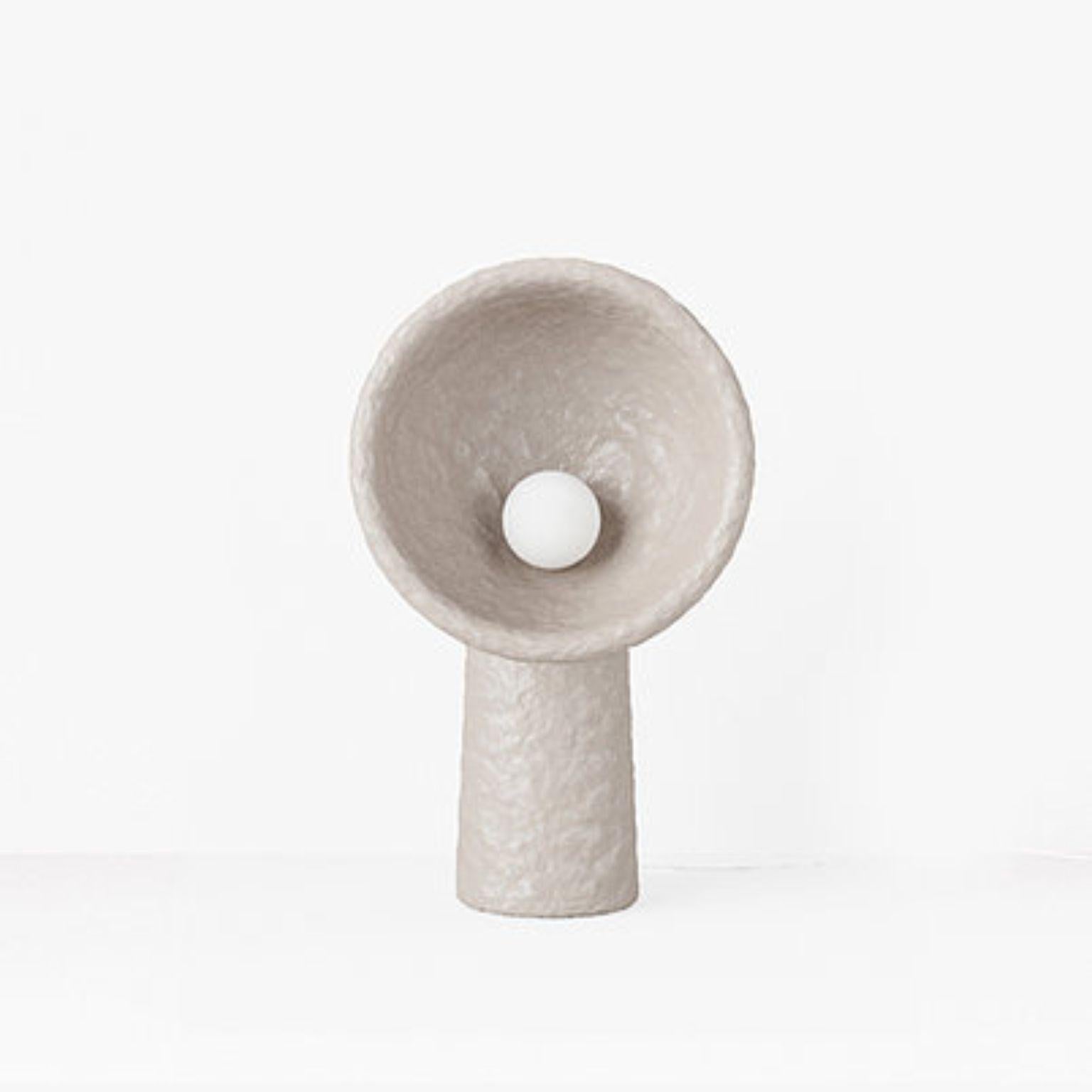 Piccola lampada da terra contemporanea di FAINA
Design: Victoriya Yakusha
Materiale: acciaio riciclato, gomma di lino, trucioli di legno, cellulosa e argilla.
 copertura in biopolimero
Dimensioni: H. 105 x L. 60 x L. 30 cm

*Tutte le nostre lampade