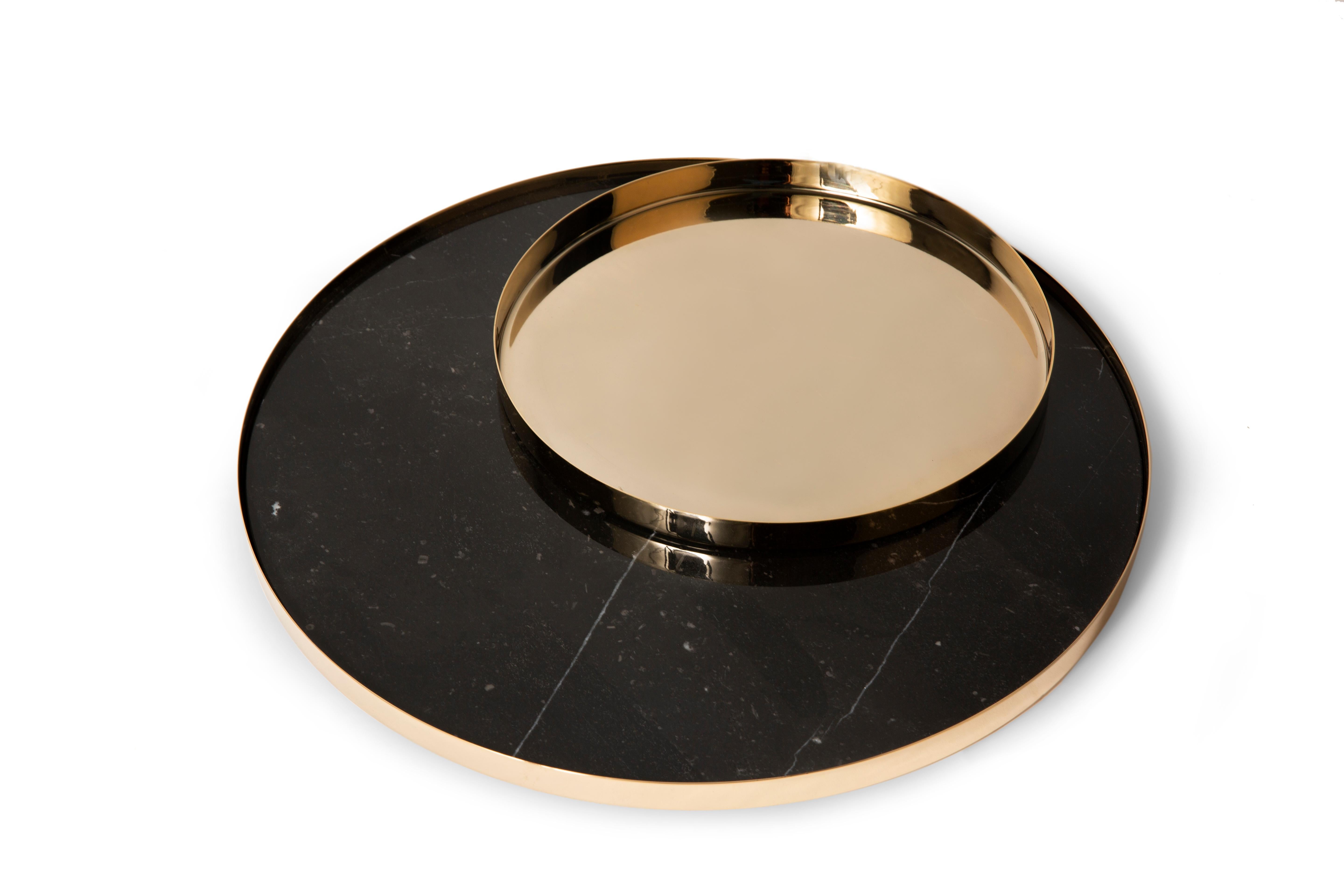 Avec un design circulaire et un mélange de couleurs avec des détails métalliques, le plateau Moon s'inspire de la magie de la lune. Une pièce qui sert à la fois d'élément décoratif et de plateau de service fonctionnel.

Que vous l'utilisiez comme