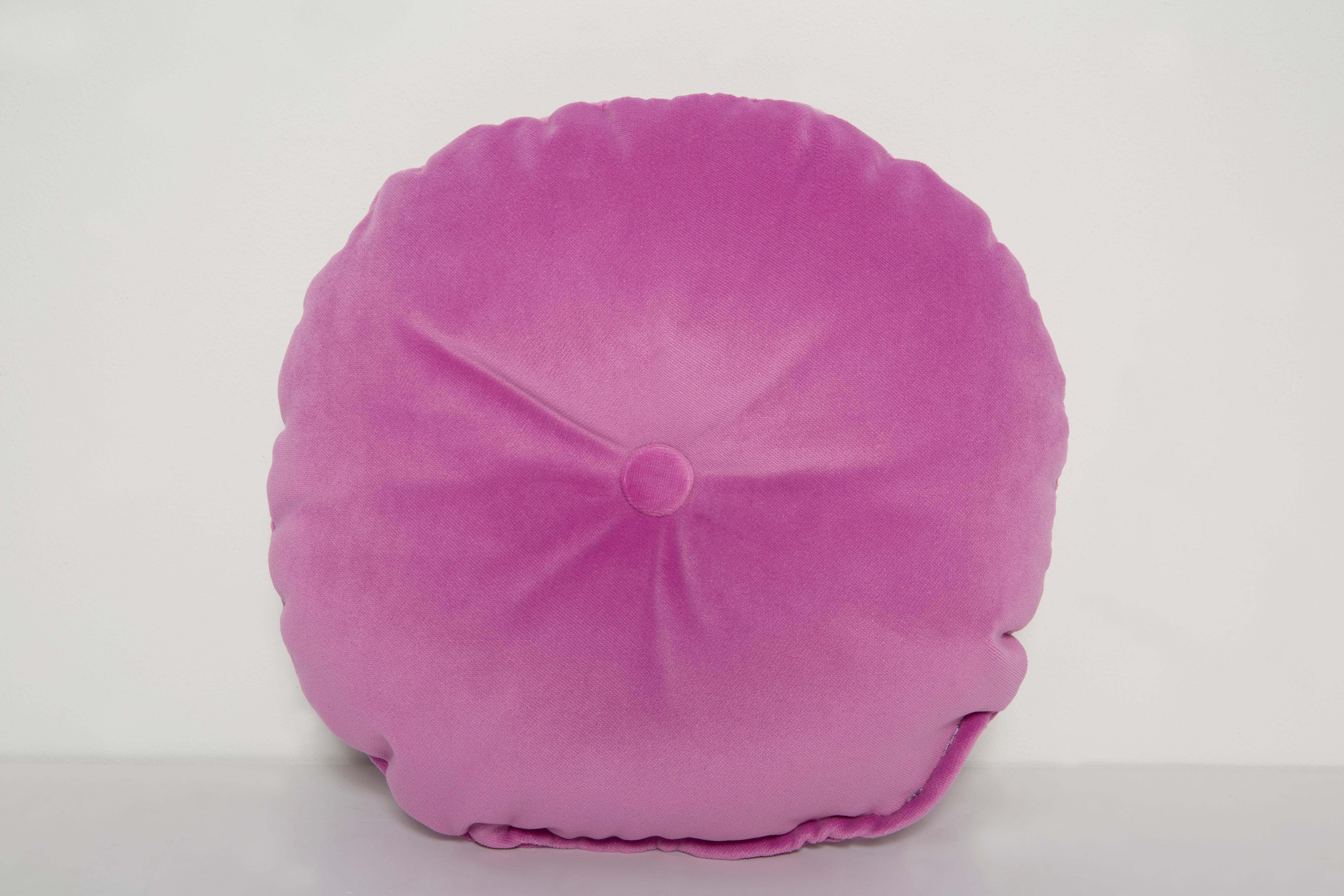 Kleines Contemporary Light Pink Velvet Pillow, Vintola Studio, Europa.  (Samt) im Angebot