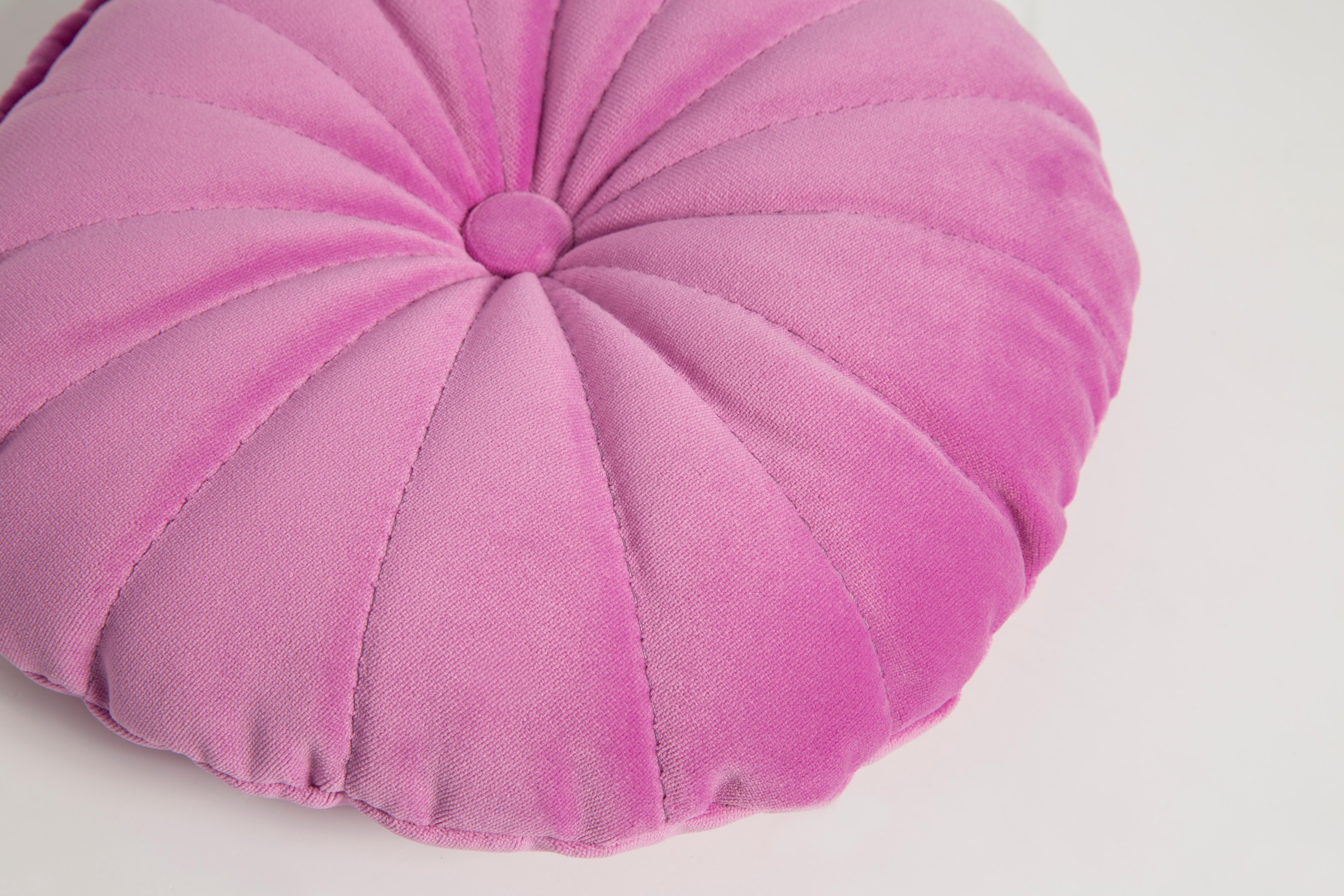 Kleines Contemporary Light Pink Velvet Pillow, Vintola Studio, Europa.  im Angebot 1