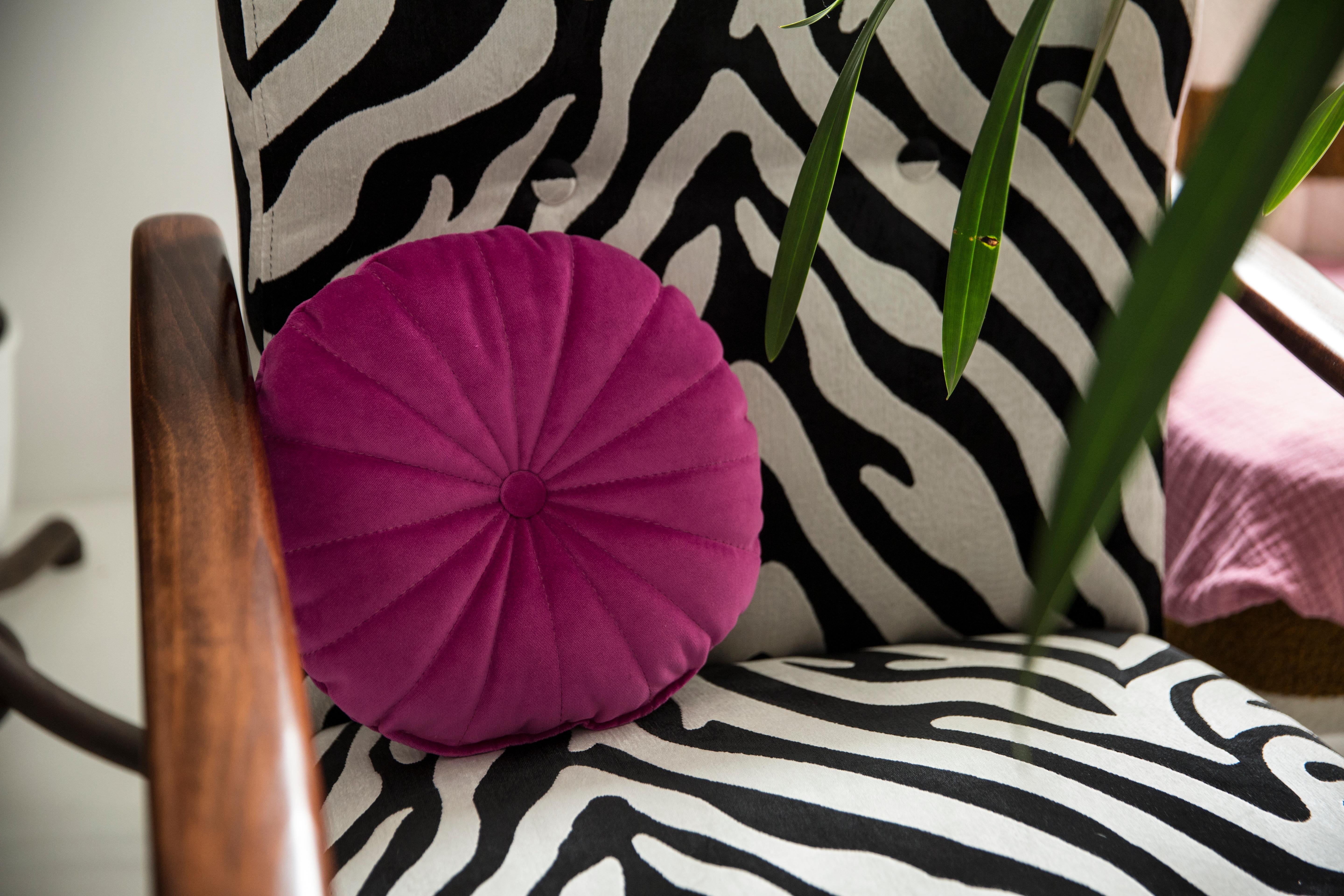 Kleines Contemporary Magenta Pink Velvet Pillow, Vintola Studio, Europa.  (Samt) im Angebot