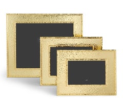 Petits cadres photo contemporains en métal doré et martelé.