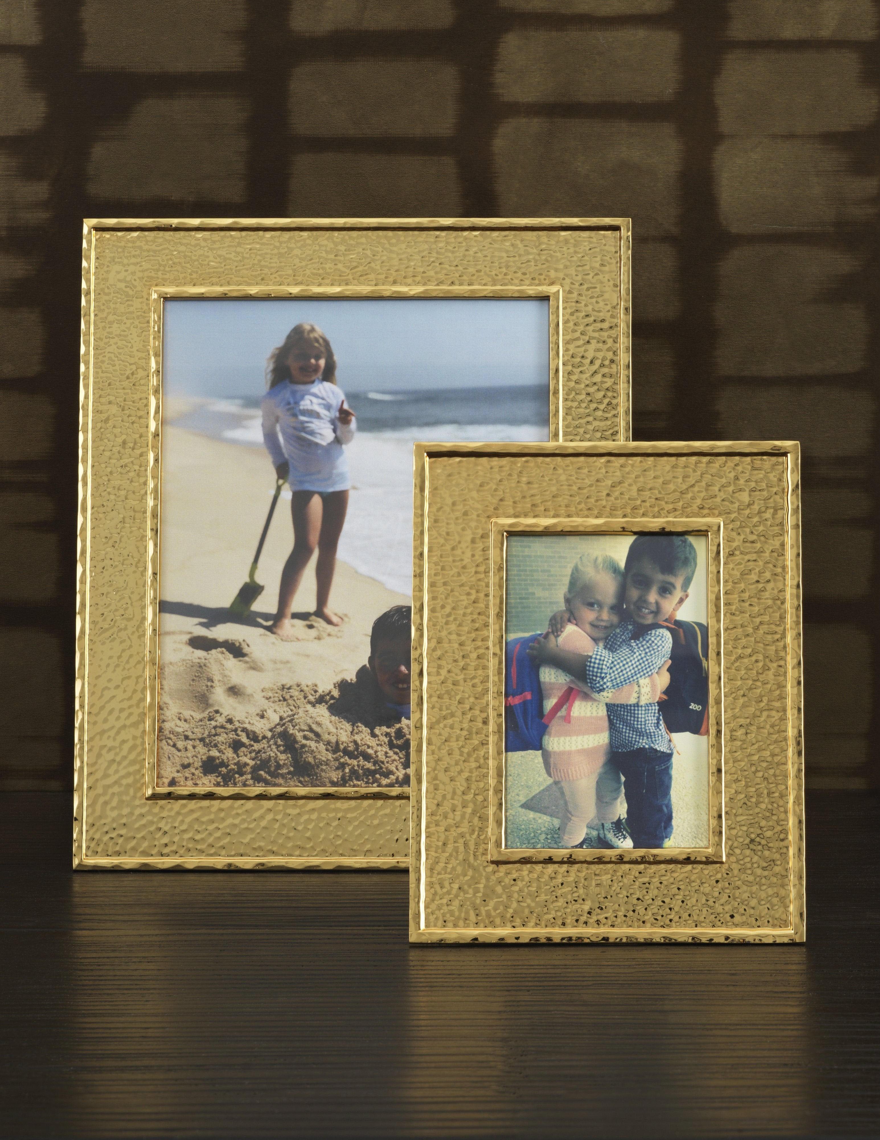 Francese Cornici per foto piccole e contemporanee in metallo dorato e martellato. in vendita