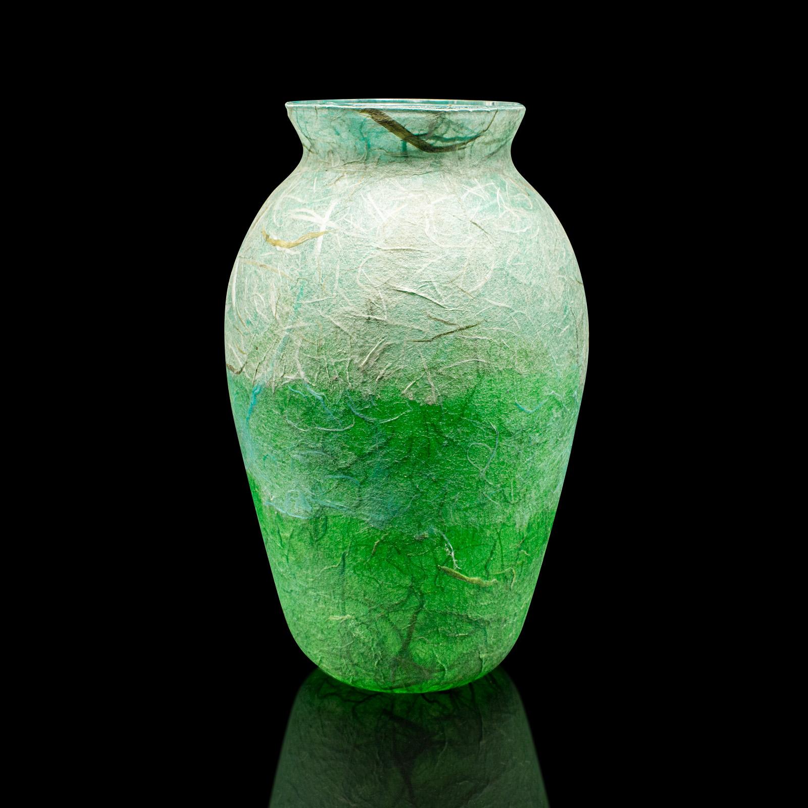 
Il s'agit d'un petit pot à fleurs contemporain. Urne balustre anglaise en verre d'art et soie paille de Margaret Johnson.

Une teinte verte qui attire le regard et une finition décorative inhabituelle
Affiche un aspect désirable et