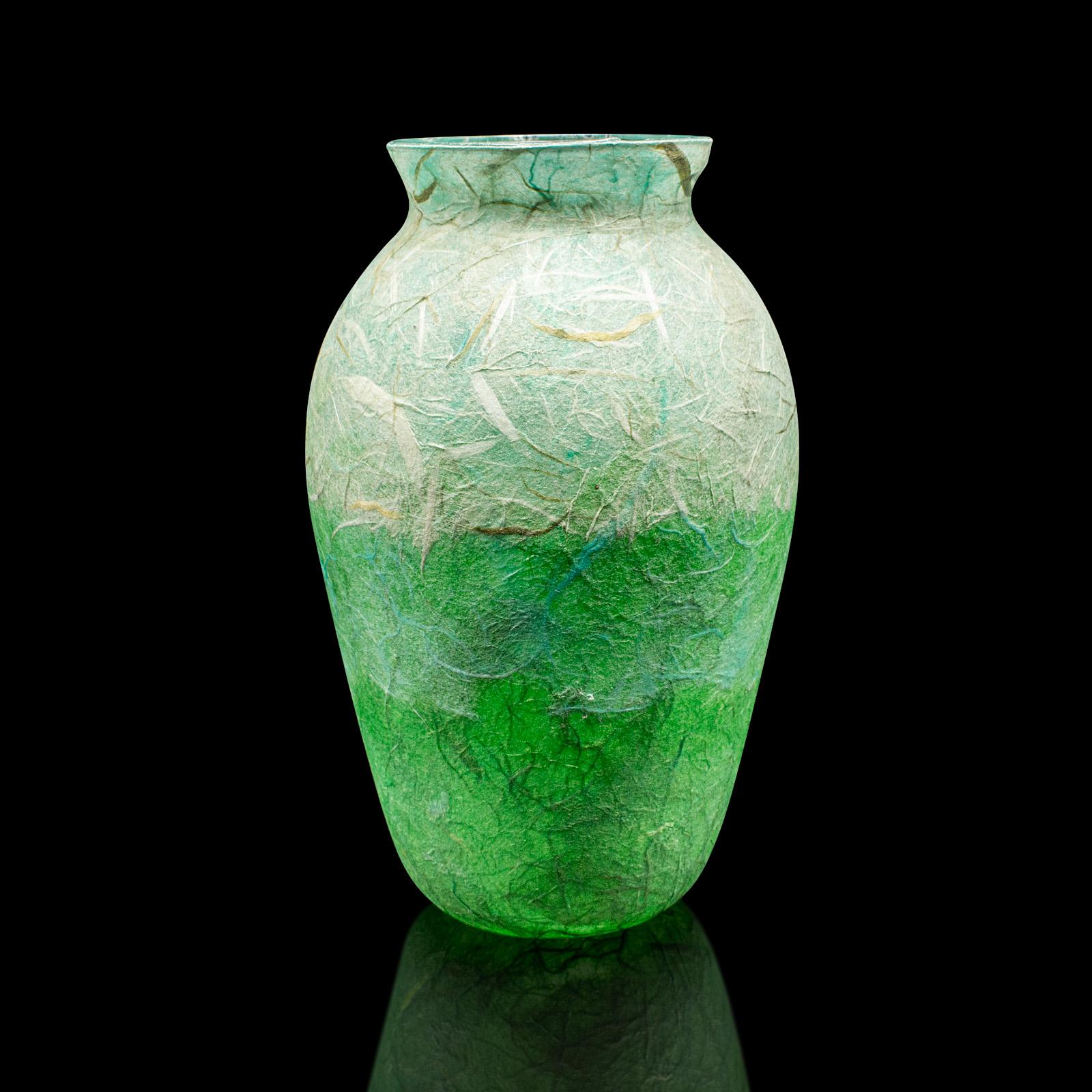 Moderne Petit pot à fleurs contemporain, anglais, verre d'art, urne en forme de balustre, vase à fleurs en vente