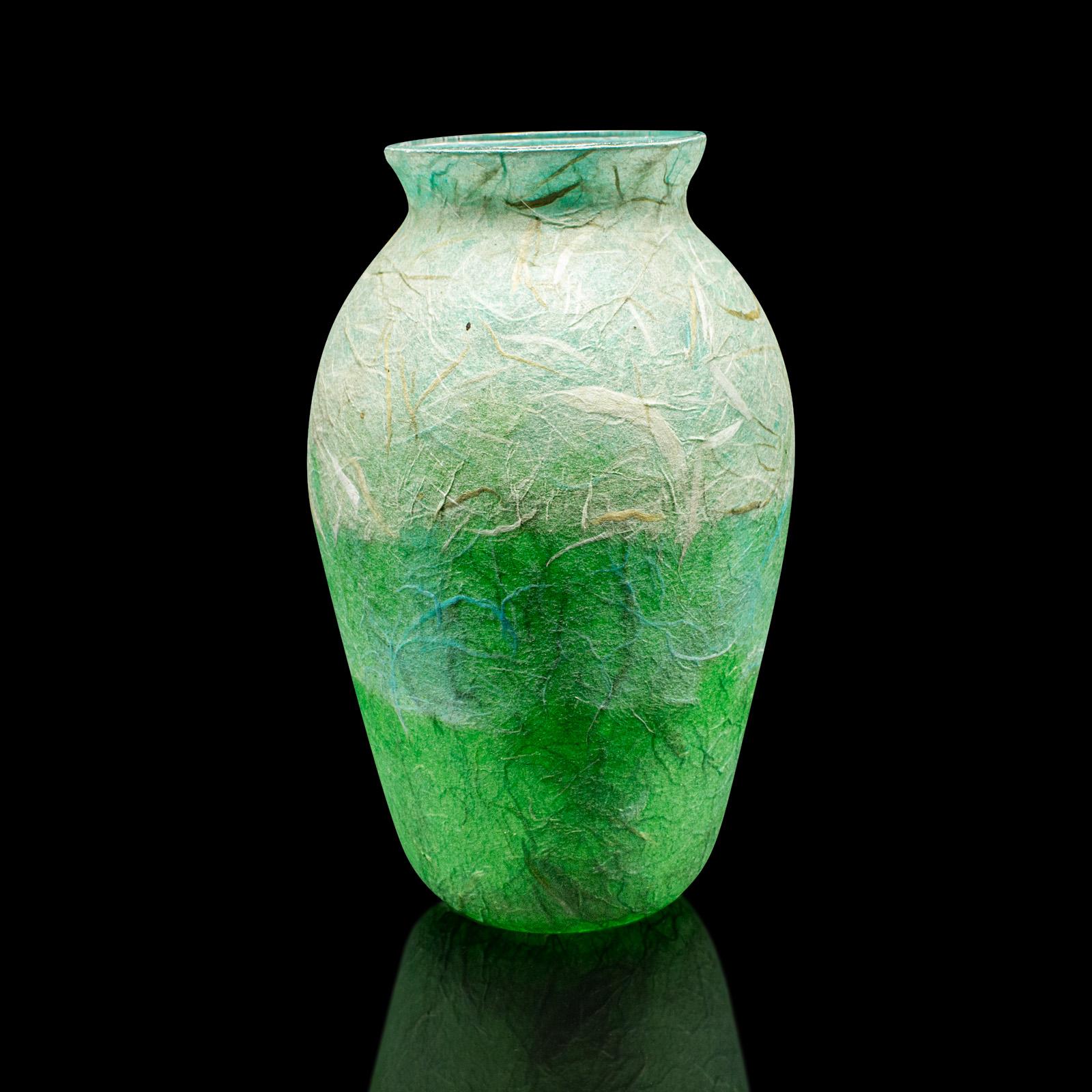Britannique Petit pot à fleurs contemporain, anglais, verre d'art, urne en forme de balustre, vase à fleurs en vente