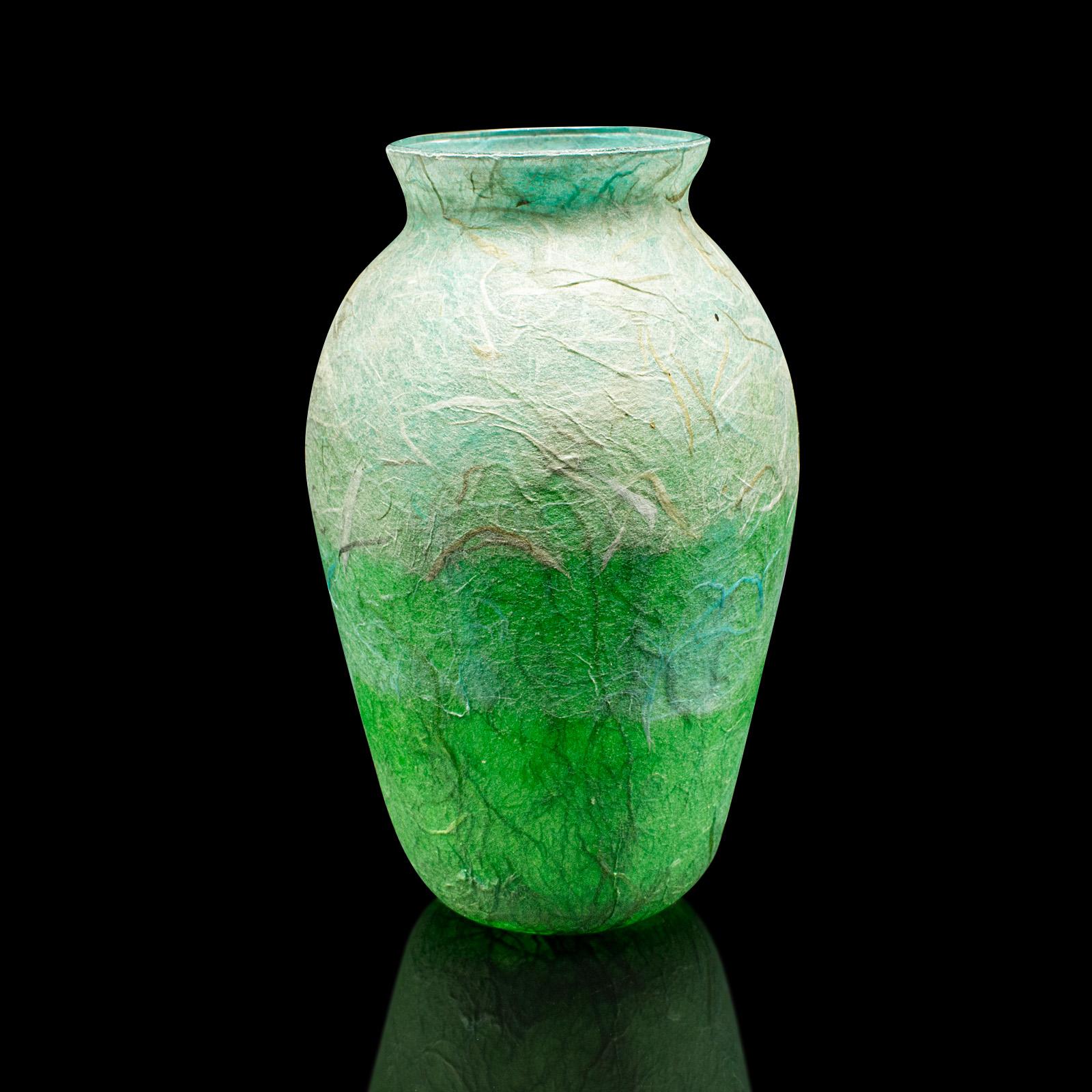 Petit pot à fleurs contemporain, anglais, verre d'art, urne en forme de balustre, vase à fleurs Bon état - En vente à Hele, Devon, GB
