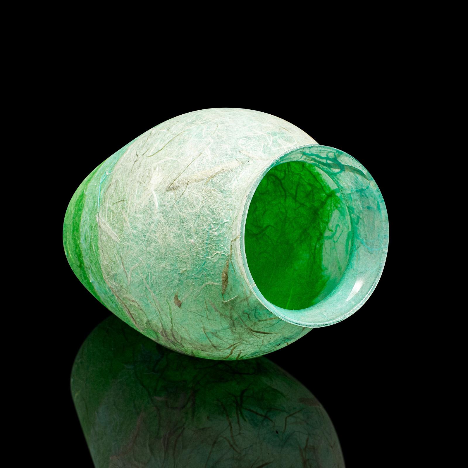 XXIe siècle et contemporain Petit pot à fleurs contemporain, anglais, verre d'art, urne en forme de balustre, vase à fleurs en vente
